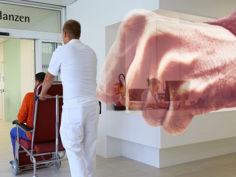 Einheimischer schwer am Knie verletz Einheimischer schwer am Knie verletz