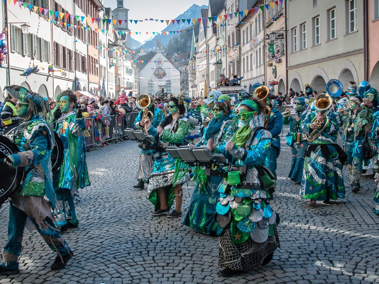 3000 Narren ziehen durch Feldkicrh. 3000 Narren ziehen durch Feldkicrh.