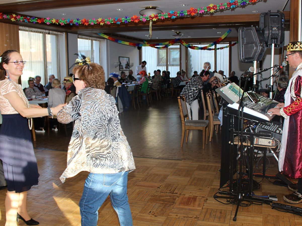 Temperamentvoll wurde das Tanzbein beim Kneipp Fasching geschwungen. Temperamentvoll wurde das Tanzbein beim Kneipp Fasching geschwungen.