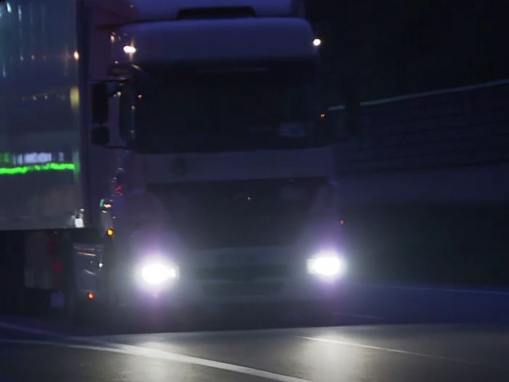 Verkehrsminister Norbert Hofer (FPÖ) will Lkw in der Nacht schneller fahren lassen.