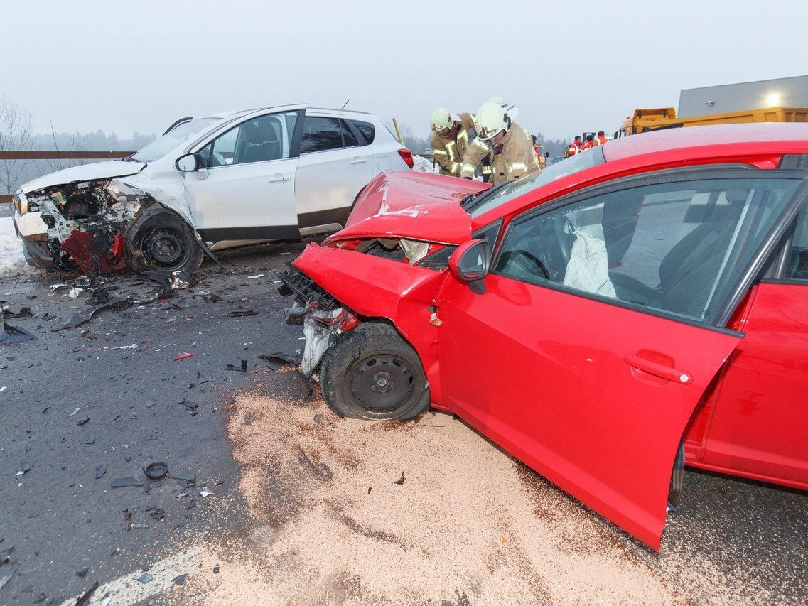 Bei dem Unfall wurden drei Personen verletzt.