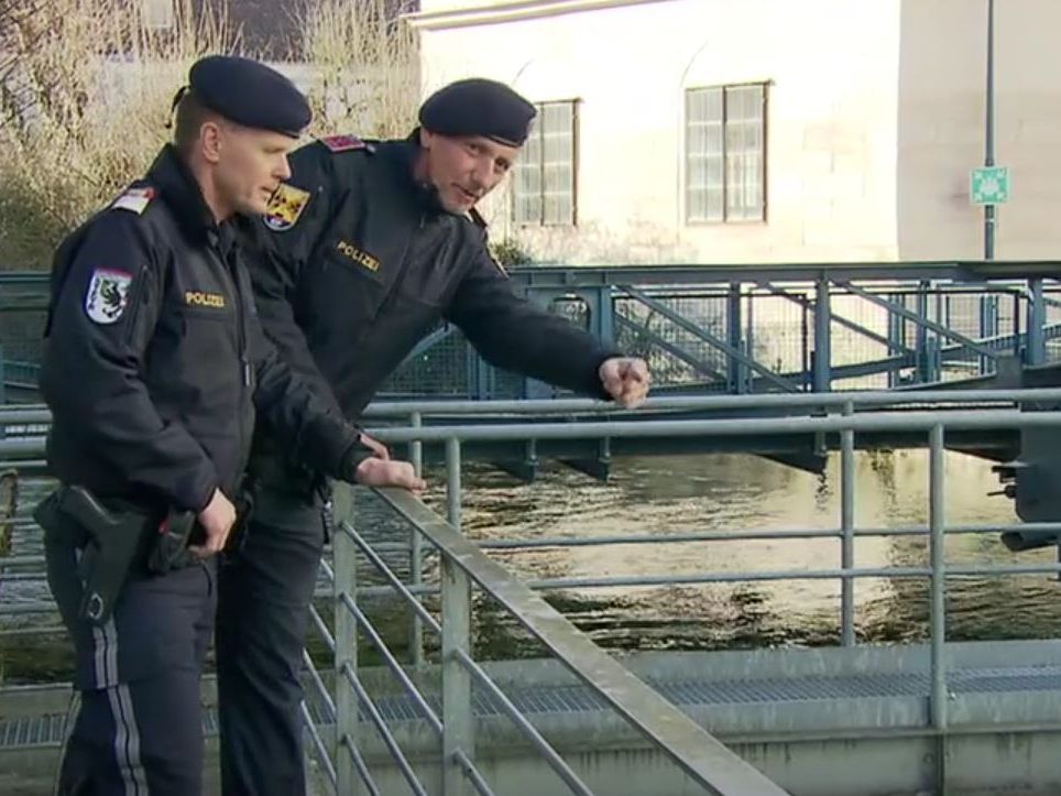 Polizeibeamte retten einen mutmaßlichen Einbrecher, der auf der Flucht in des Steyr-Fluss stürzte. Polizeibeamte retten einen mutmaßlichen Einbrecher, der auf der Flucht in des Steyr-Fluss stürzte.