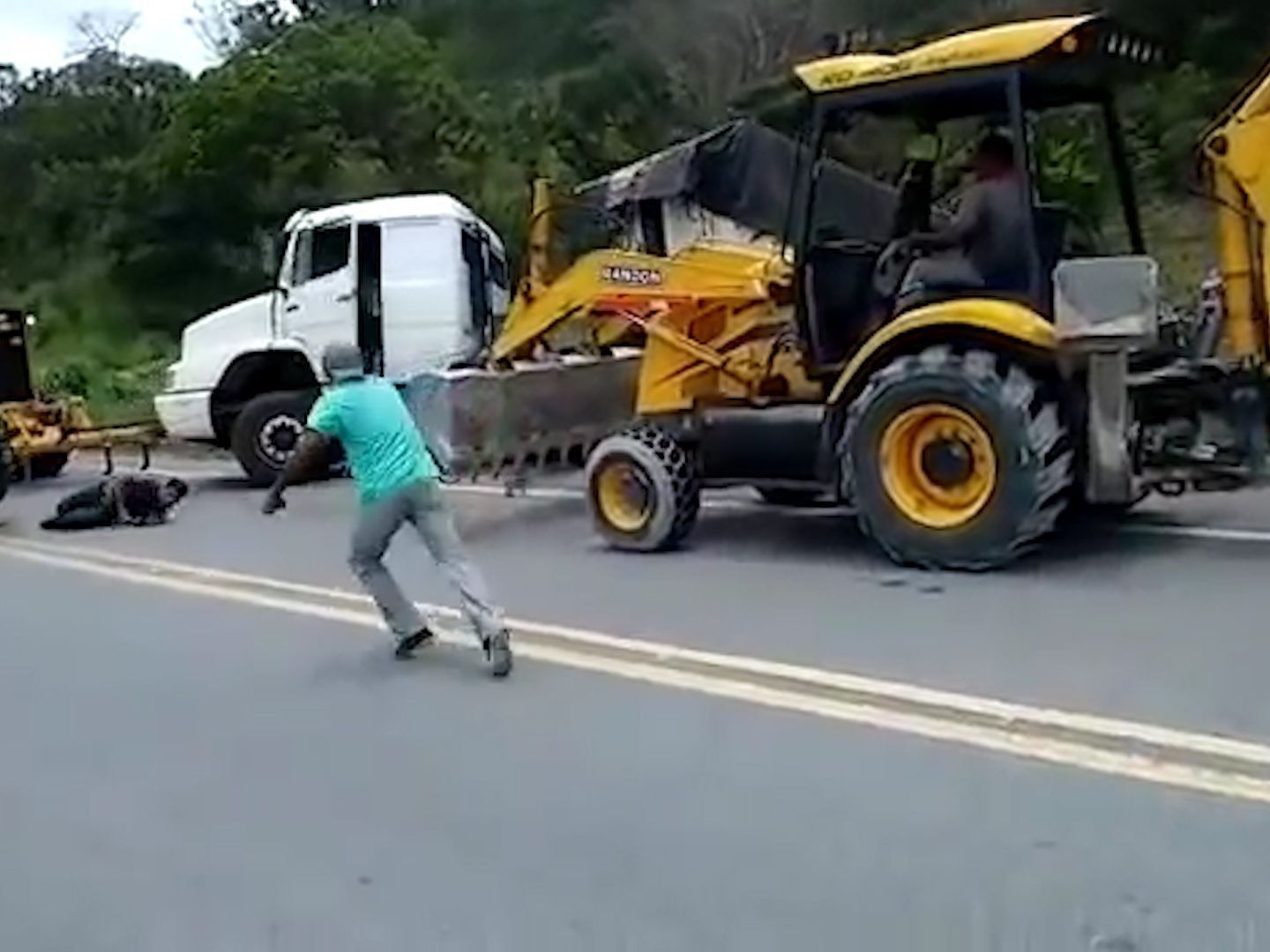 Der Lkw-Fahrer konnte sich in letzter Sekunde retten.