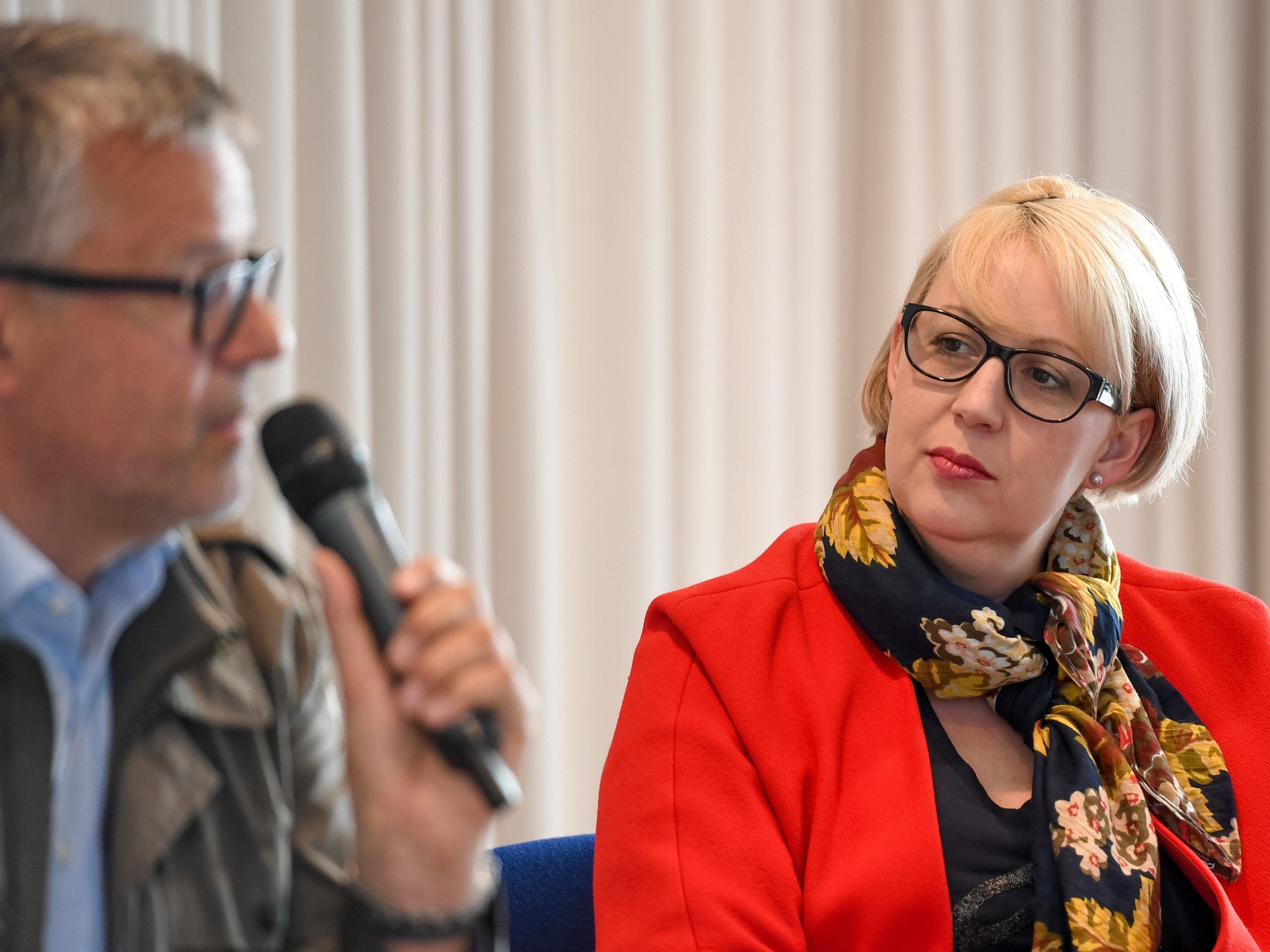 ÖVP-Klubobmann Roland Fühstück (vorne) und NEOS-Chefin Sabine Scheffknecht sind sich in Sachen Wahlkampfobergrenze uneinig.