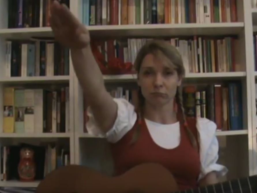 Die heutige "Jetzt"-Chefin Maria Stern hebt in einem Parodie-Video den rechten Arm.