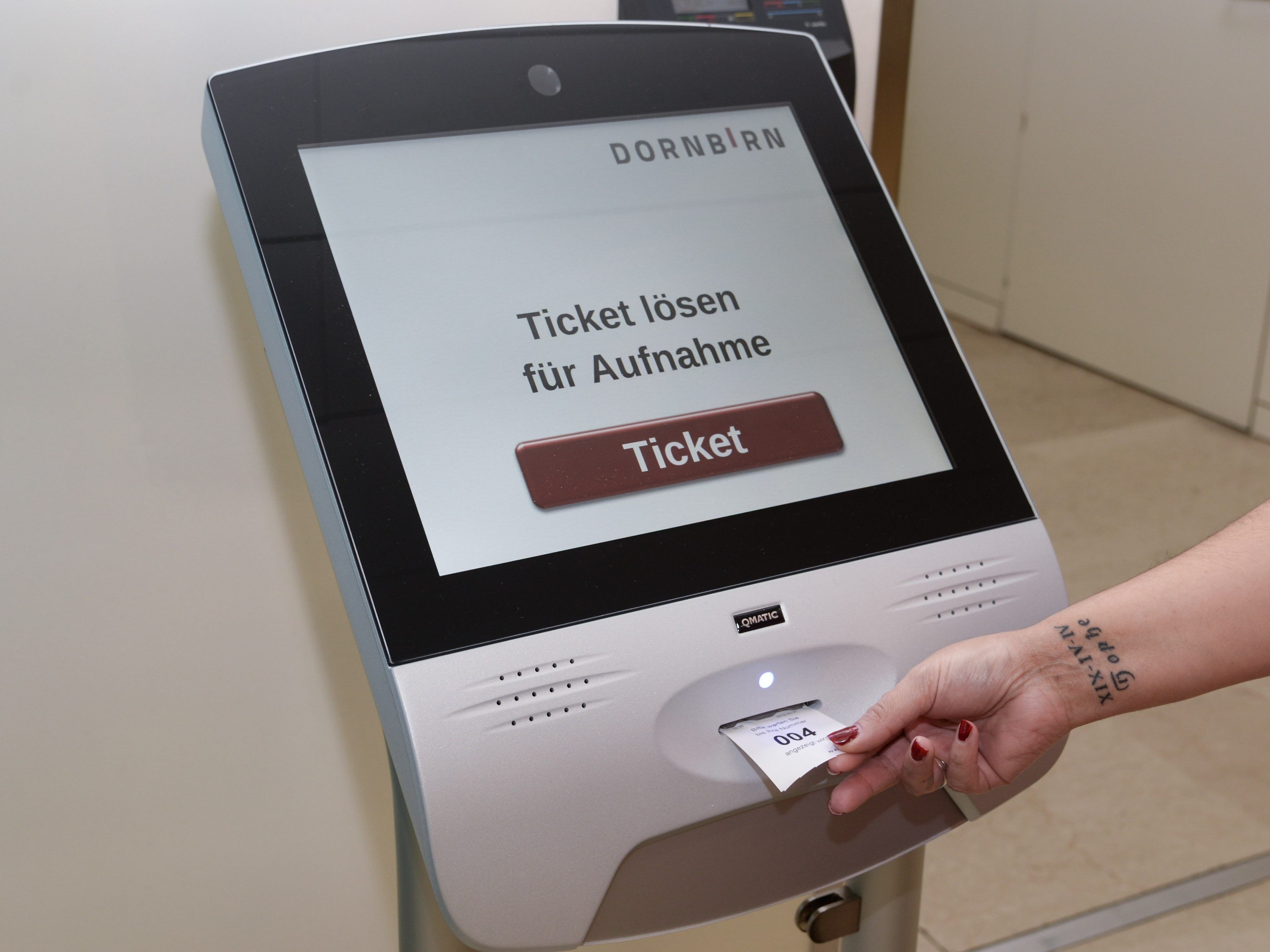 Am Terminal erhält man eine Nummer. Am Terminal erhält man eine Nummer.