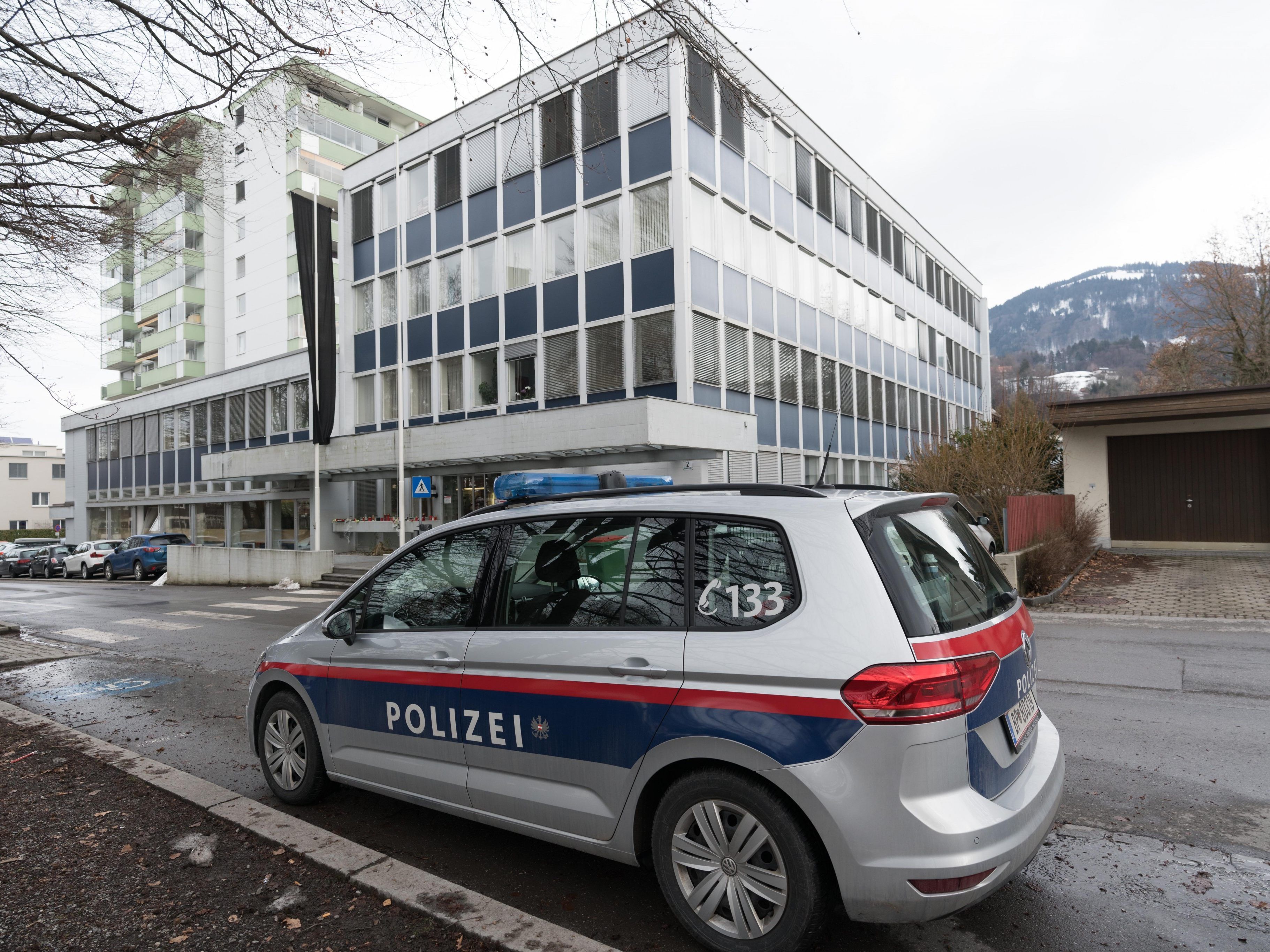 Die Staatsanwaltschaft lässt prüfen, ob der Tatverdächtige in eine Anstalt für geistig abnorme Rechtsbrecher eingewiesen werden muss. Die Staatsanwaltschaft lässt prüfen, ob der Tatverdächtige in eine Anstalt für geistig abnorme Rechtsbrecher eingewiesen werden muss.