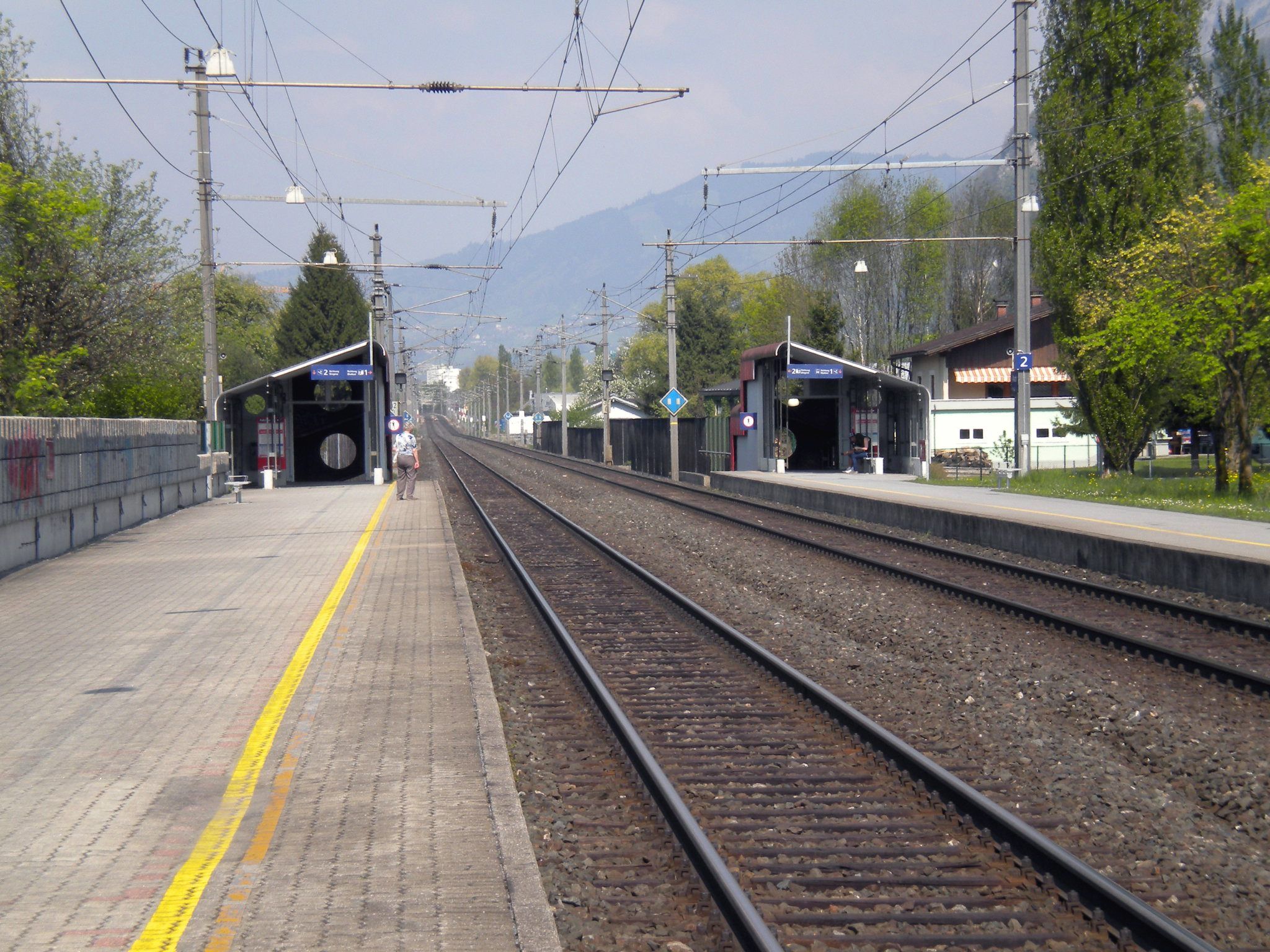Im Voraluf einer umfassenden barrierefreien Umgestaltung wird der Bahnsteig 1 an der Haltestelle Altach verlängert. Im Voraluf einer umfassenden barrierefreien Umgestaltung wird der Bahnsteig 1 an der Haltestelle Altach verlängert.