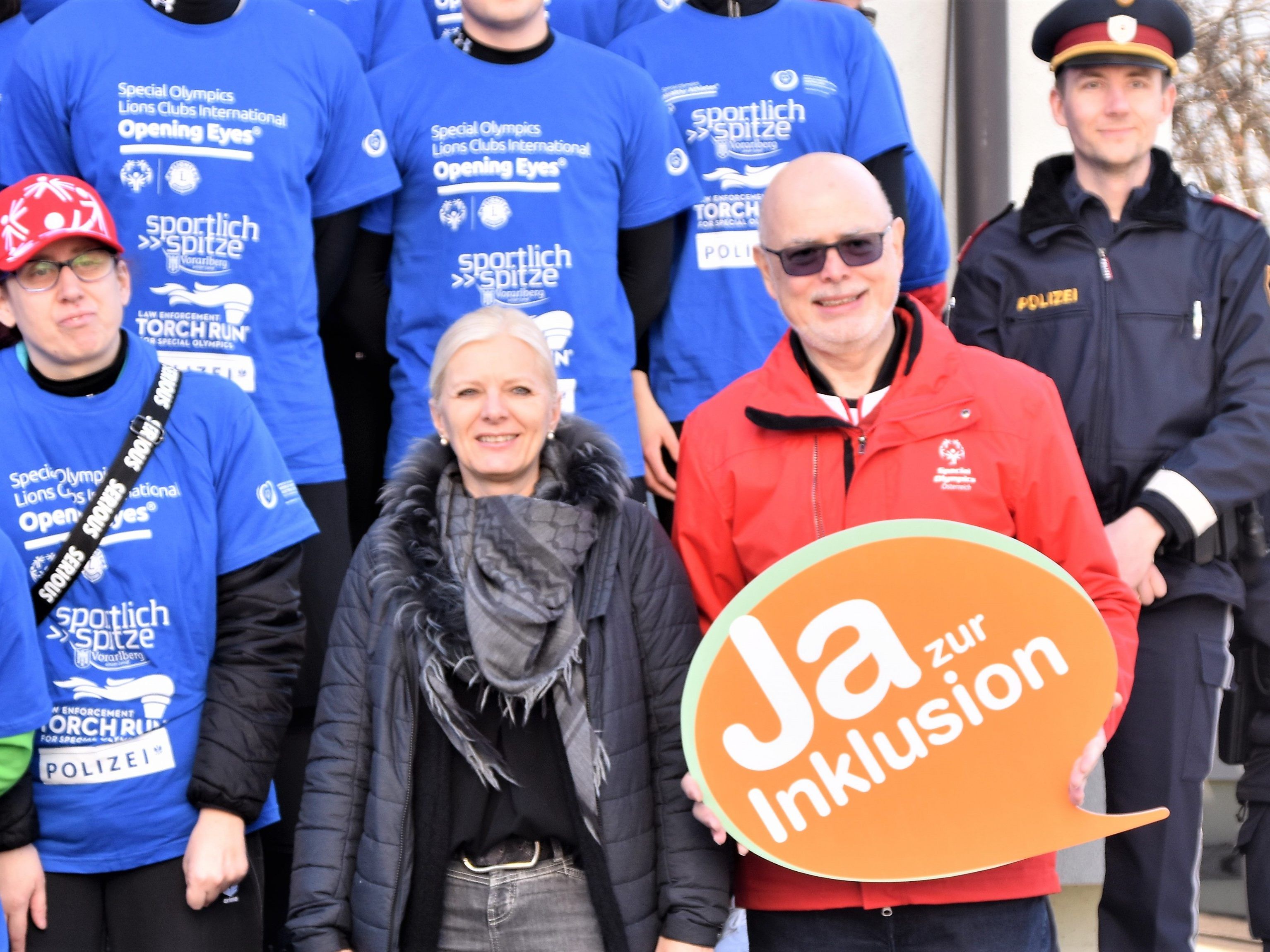 Michaela Wagner-Braito (GF LHV) und Peter Ritter (Präsident Special Olympics Vlbg) mitten unter den Alethen