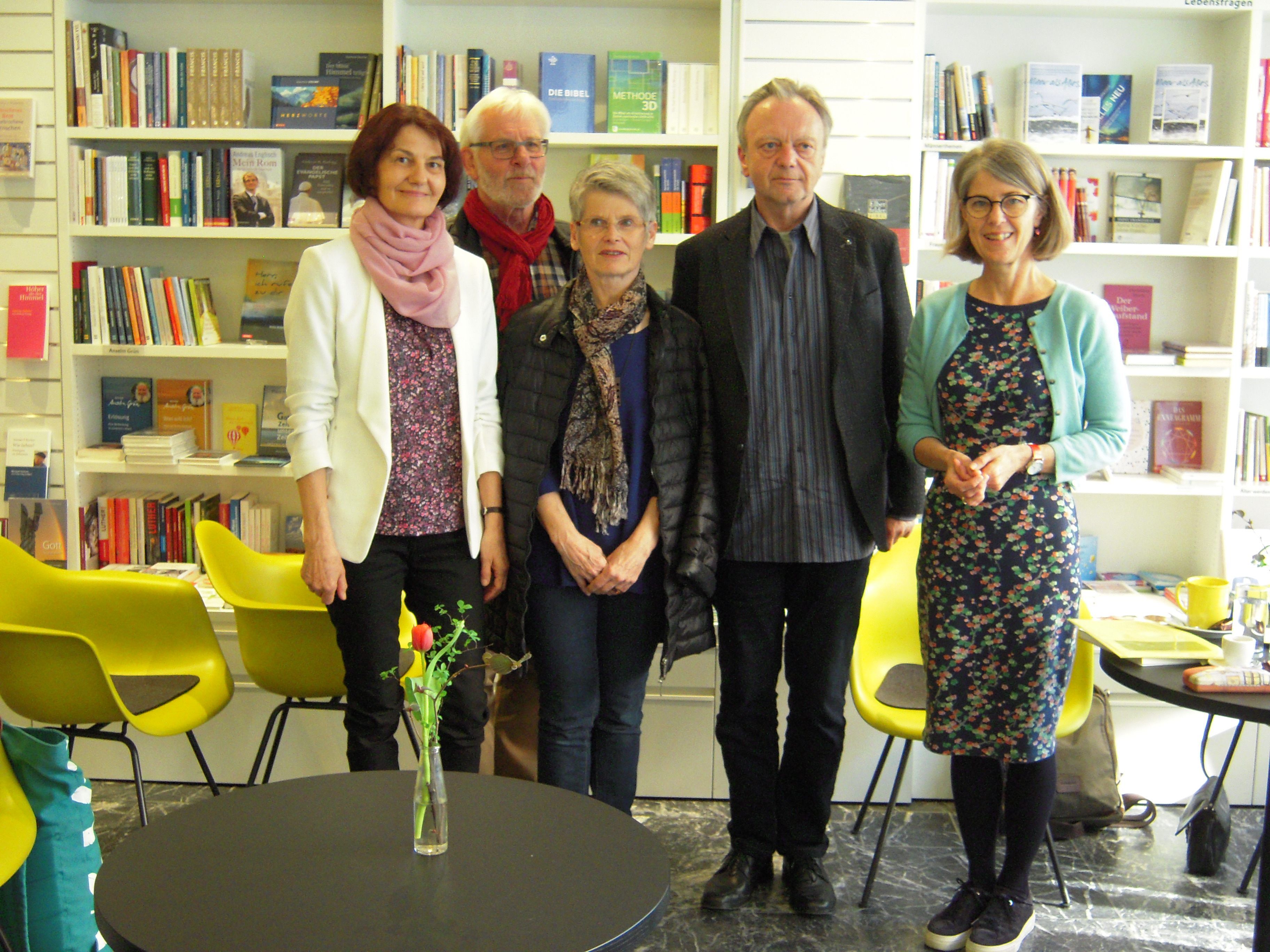 Die Protagonisten/innen des poetischen ARCHE-Gesprächs (von links): Marlene Giesinger, Walter L. Buder, Emma Lenzi, Jürgen Schäfer und die Moderatorin Annamaria Ferchl-Blum. Die Protagonisten/innen des poetischen ARCHE-Gesprächs (von links): Marlene Giesinger, Walter L. Buder, Emma Lenzi, Jürgen Schäfer und die Moderatorin Annamaria Ferchl-Blum.