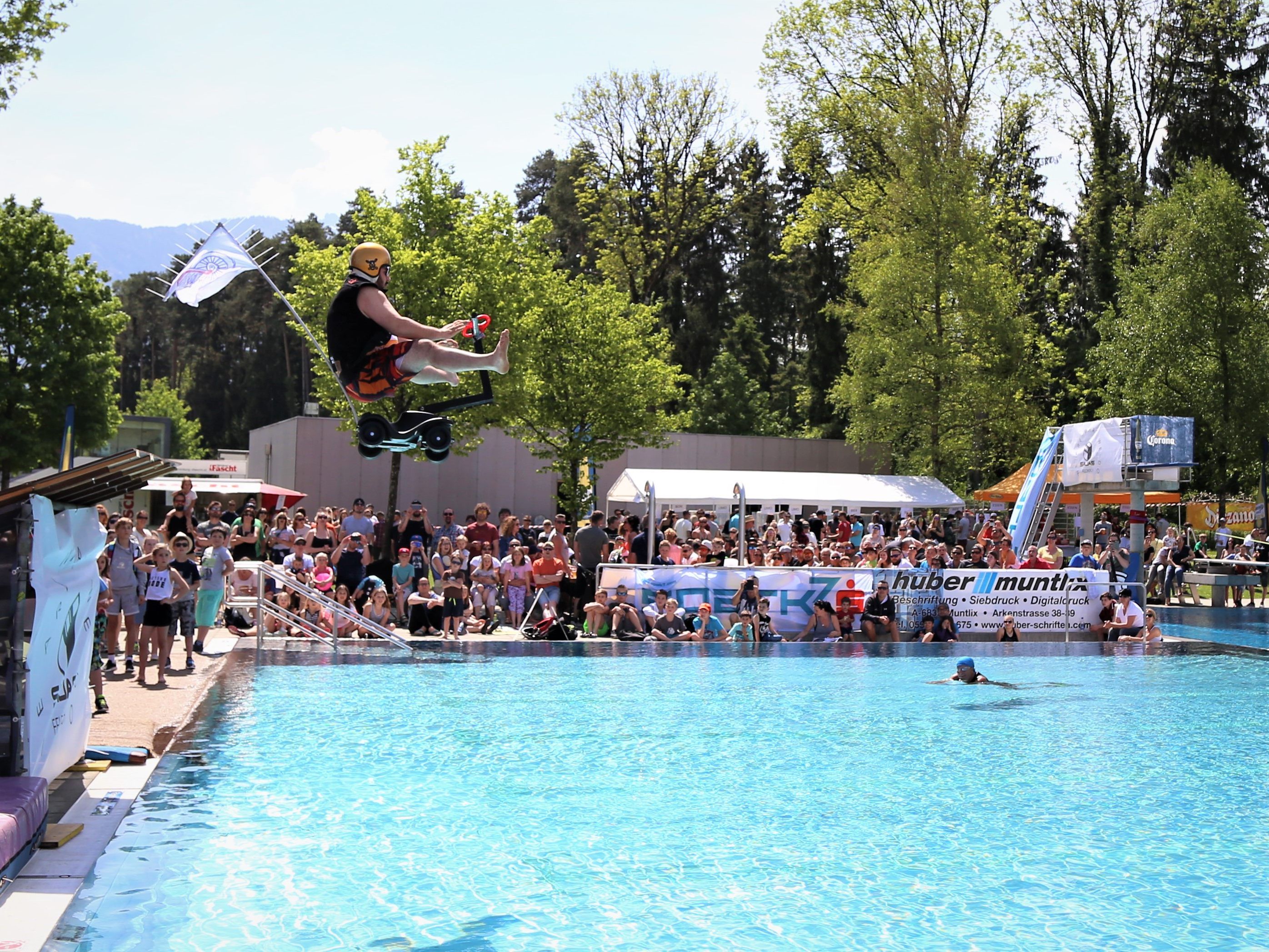 Ein Männlein springt im Waldbad.