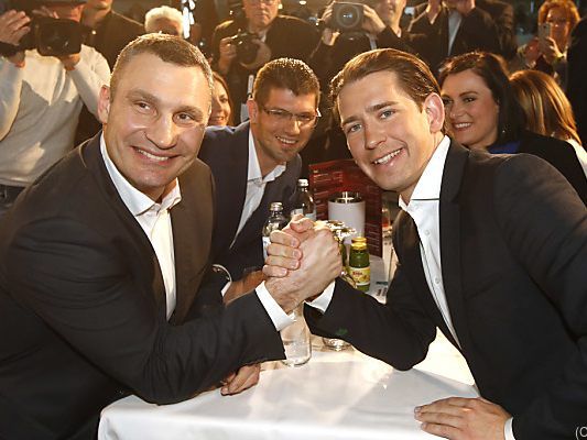 Vitali Klitschko und Sebastian Kurz lächeln in die Kamera