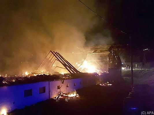 Das Wirtschaftsgebäude stand lichterloh in Flammen