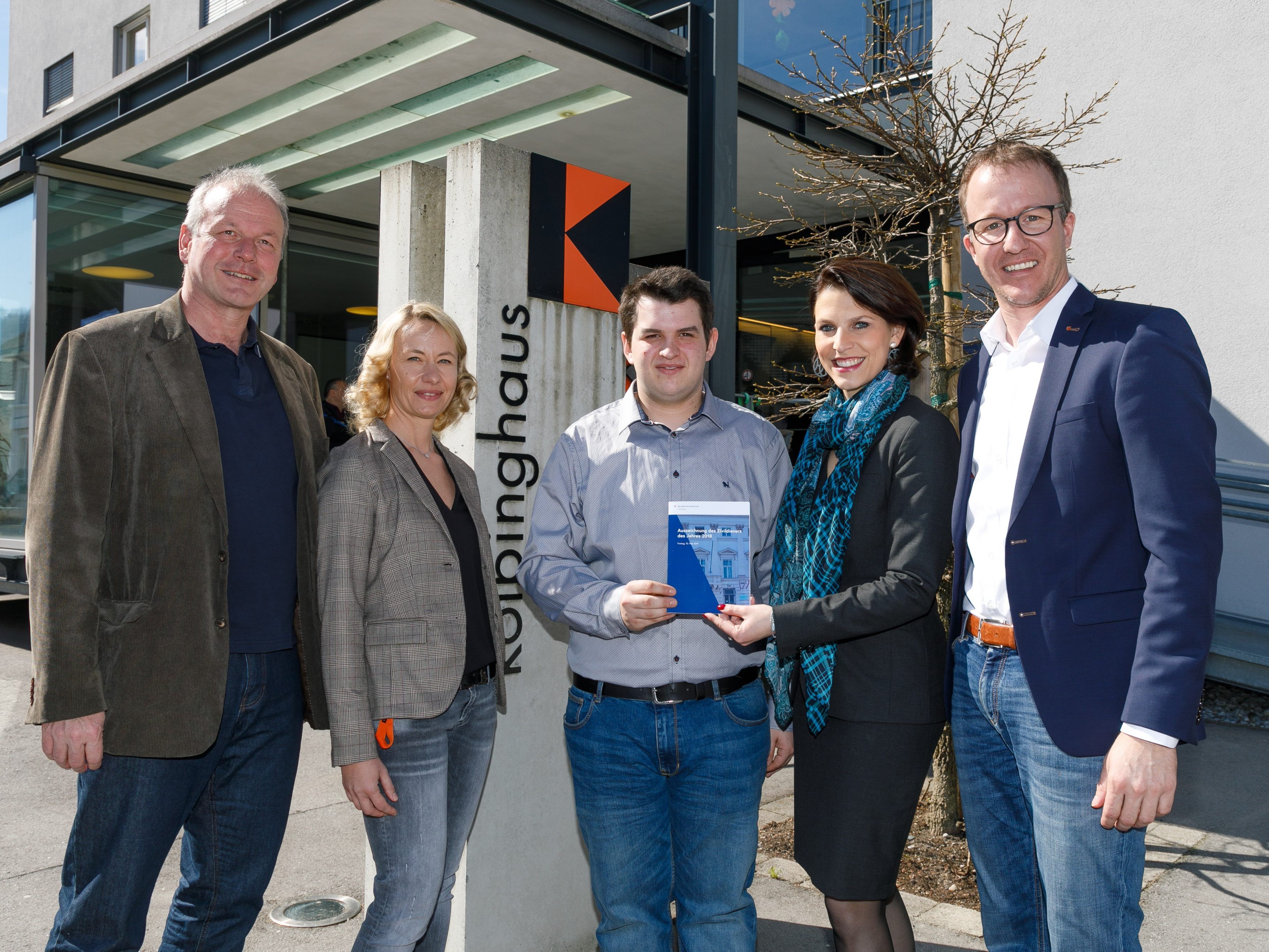 Staatssekretärin Karoline Edtstadler (2.v.re.) gratuliert dem "Vorarlberger Zivildiener des Jahres", Julian Statler (Mitte), beim Kolpinghaus Götzis. Staatssekretärin Karoline Edtstadler (2.v.re.) gratuliert dem "Vorarlberger Zivildiener des Jahres", Julian Statler (Mitte), beim Kolpinghaus Götzis.