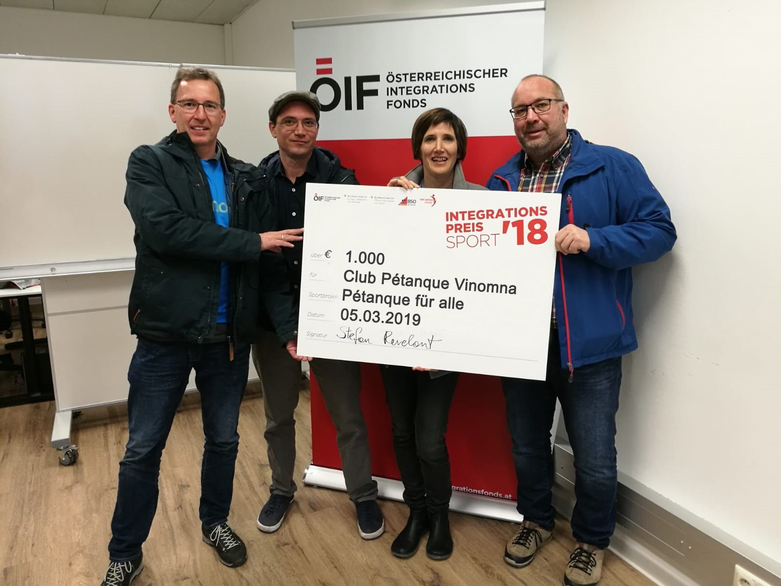 BU: Bei der Verleihung mit dabei (v.l.): Vorstandsmitglieder des „Club Petanque Vinomna“