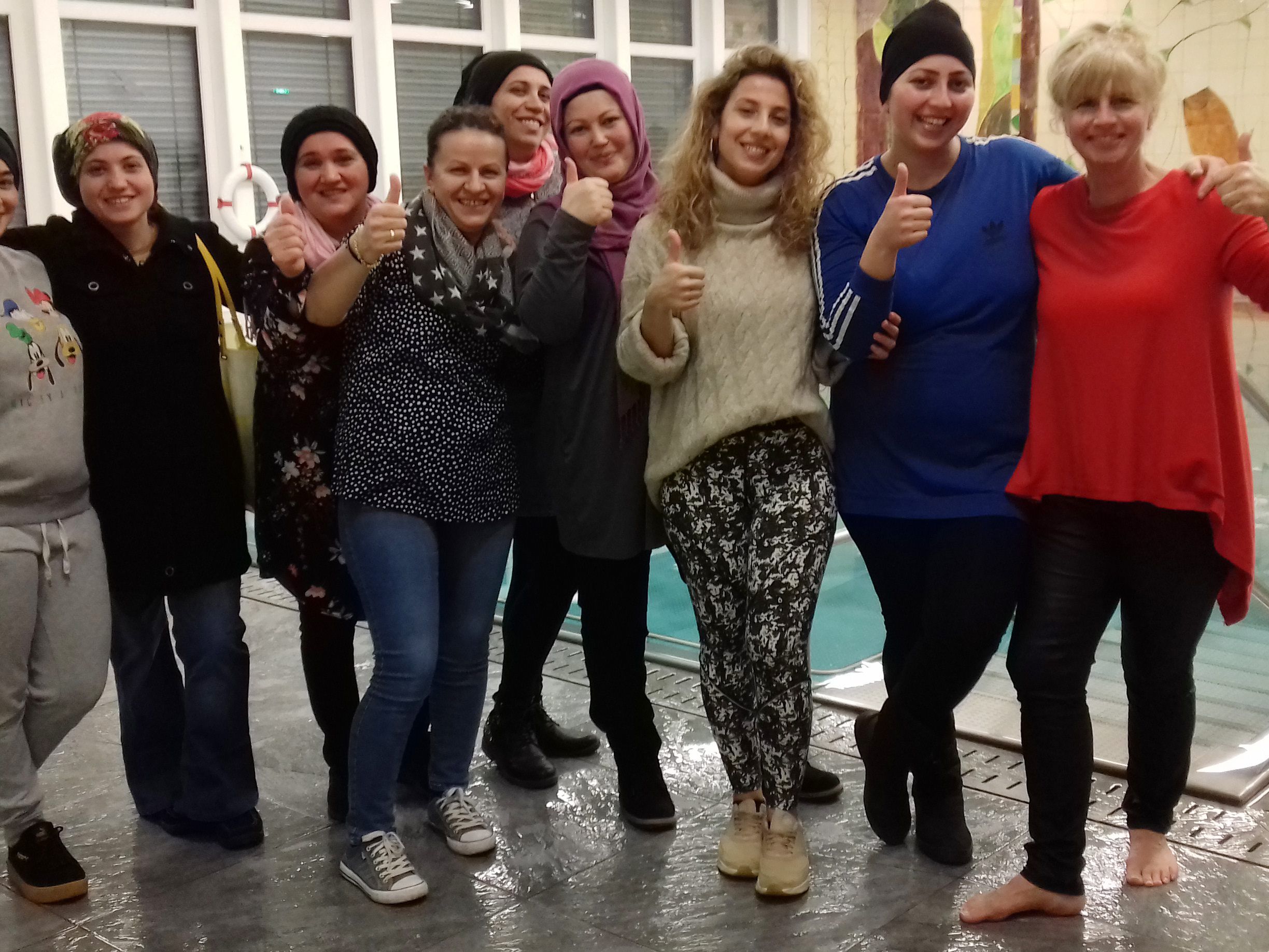 Die Schwimmkursteilnehmerinnen sind mit Begeisterung dabei Die Schwimmkursteilnehmerinnen sind mit Begeisterung dabei