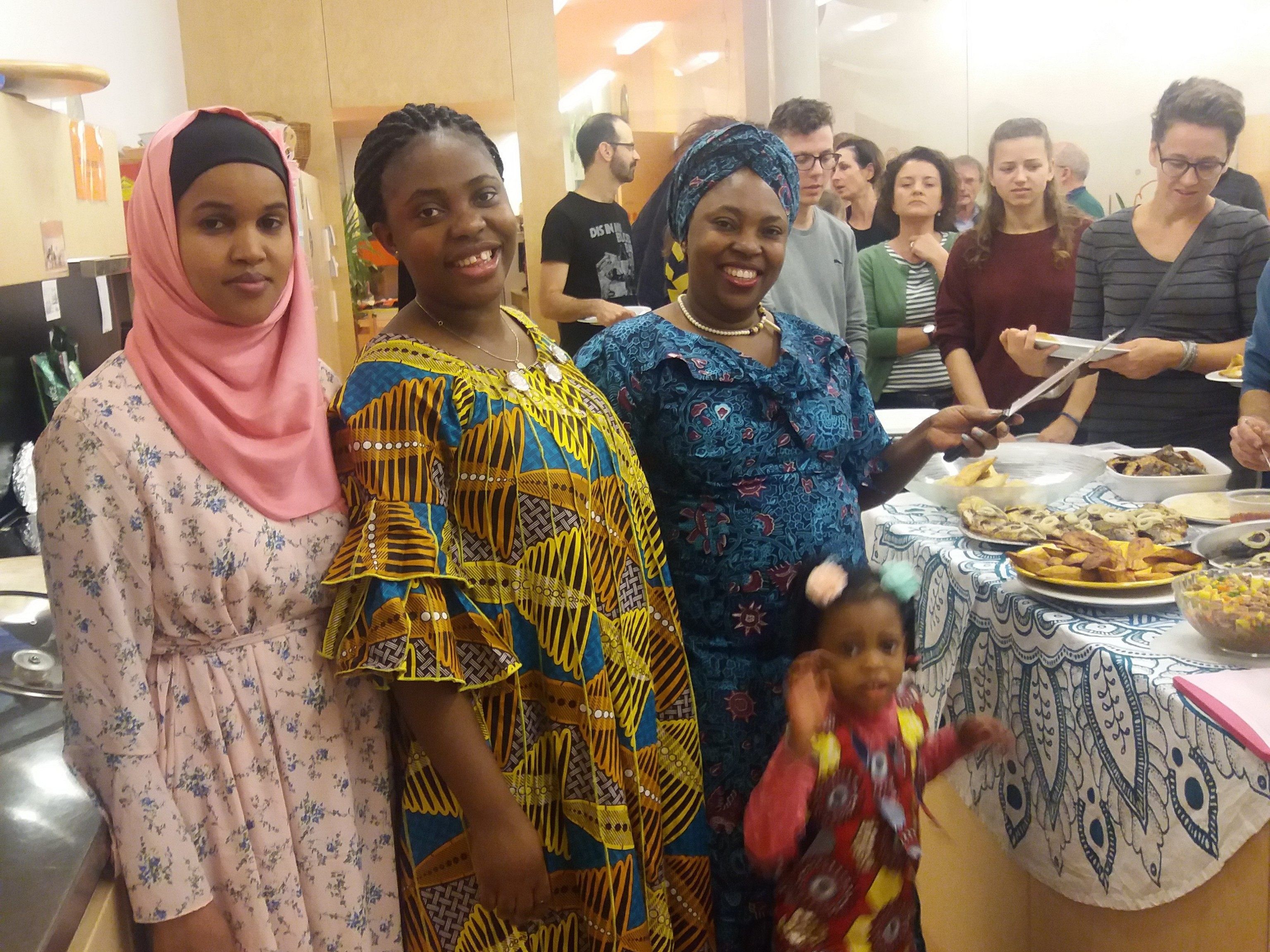 Nadja, Sarah und Asma nahmen die Besucher des kongolesischen Abends mit auf eine kulinarische Reise nach Afrika. Nadja, Sarah und Asma nahmen die Besucher des kongolesischen Abends mit auf eine kulinarische Reise nach Afrika.