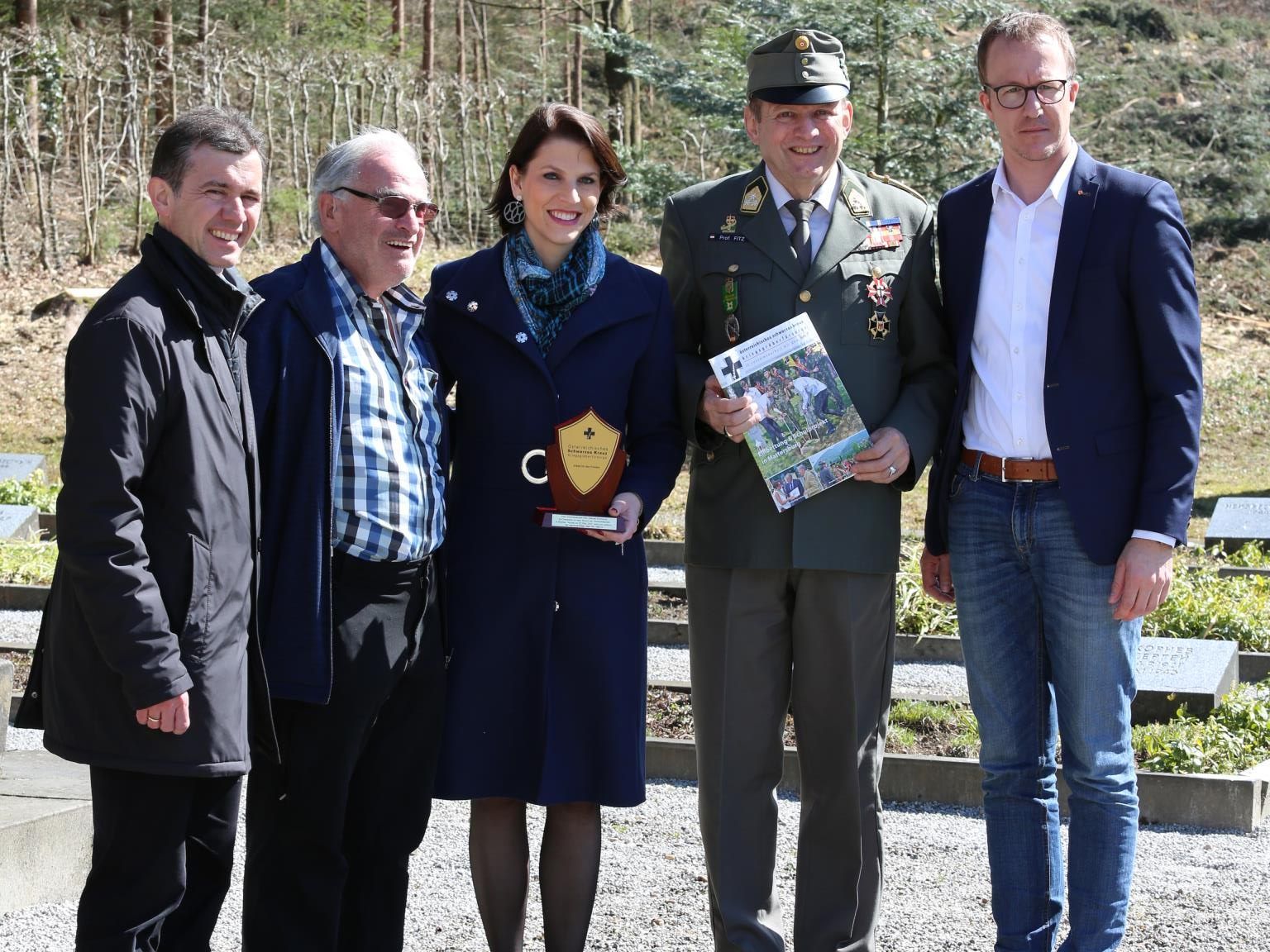 Beim Friedhofsbesuch mit dabei (v.l.): Bürgermeister Martin Summer, Kameradschaftsbund-Obmann Wolfgang Prugger mit Staatssekretärin Mag. Karoline Edtstadler, ÖSK-Landesgeschäftsführer Oberst Prof. Erwin Fitz und Landesrat Christian Bernhard. Beim Friedhofsbesuch mit dabei (v.l.): Bürgermeister Martin Summer, Kameradschaftsbund-Obmann Wolfgang Prugger mit Staatssekretärin Mag. Karoline Edtstadler, ÖSK-Landesgeschäftsführer Oberst Prof. Erwin Fitz und Landesrat Christian Bernhard.