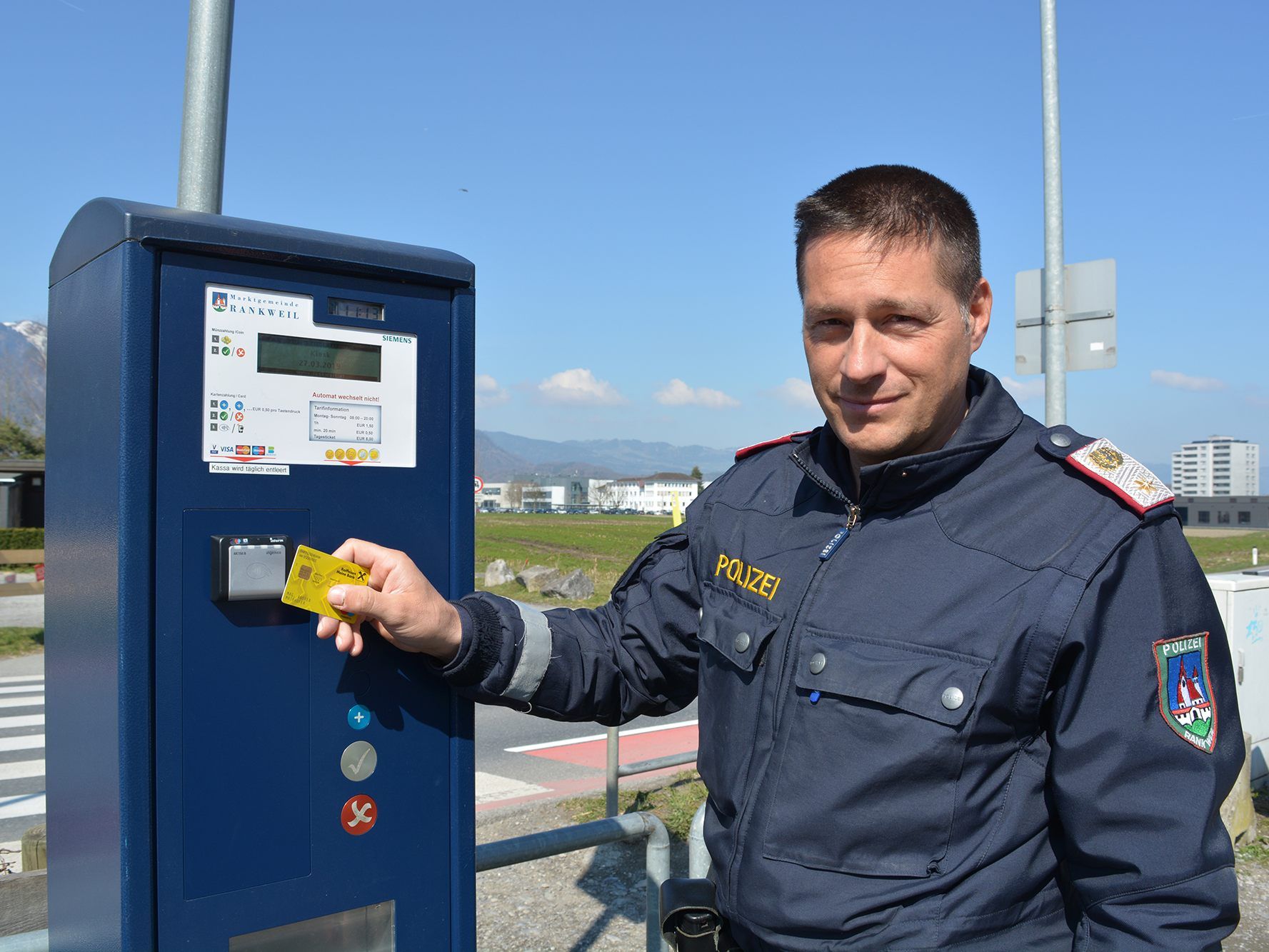 Ortspolizist Jürgen Schnetzer gibt „grünes Licht“ für die neuen Parkscheinautomaten. Ortspolizist Jürgen Schnetzer gibt „grünes Licht“ für die neuen Parkscheinautomaten.