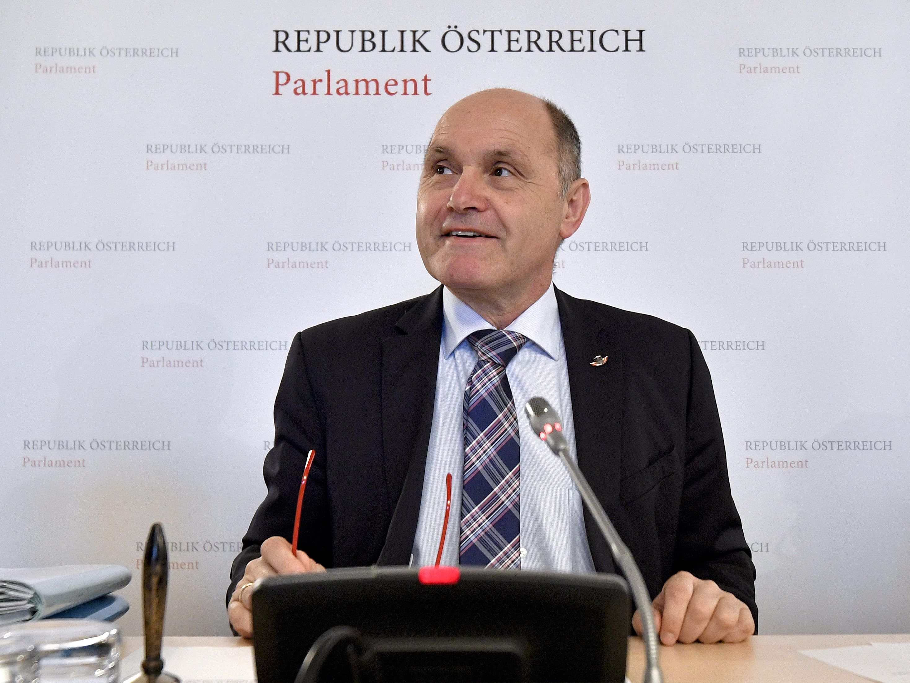 Sobotka präsentiert die Studie.