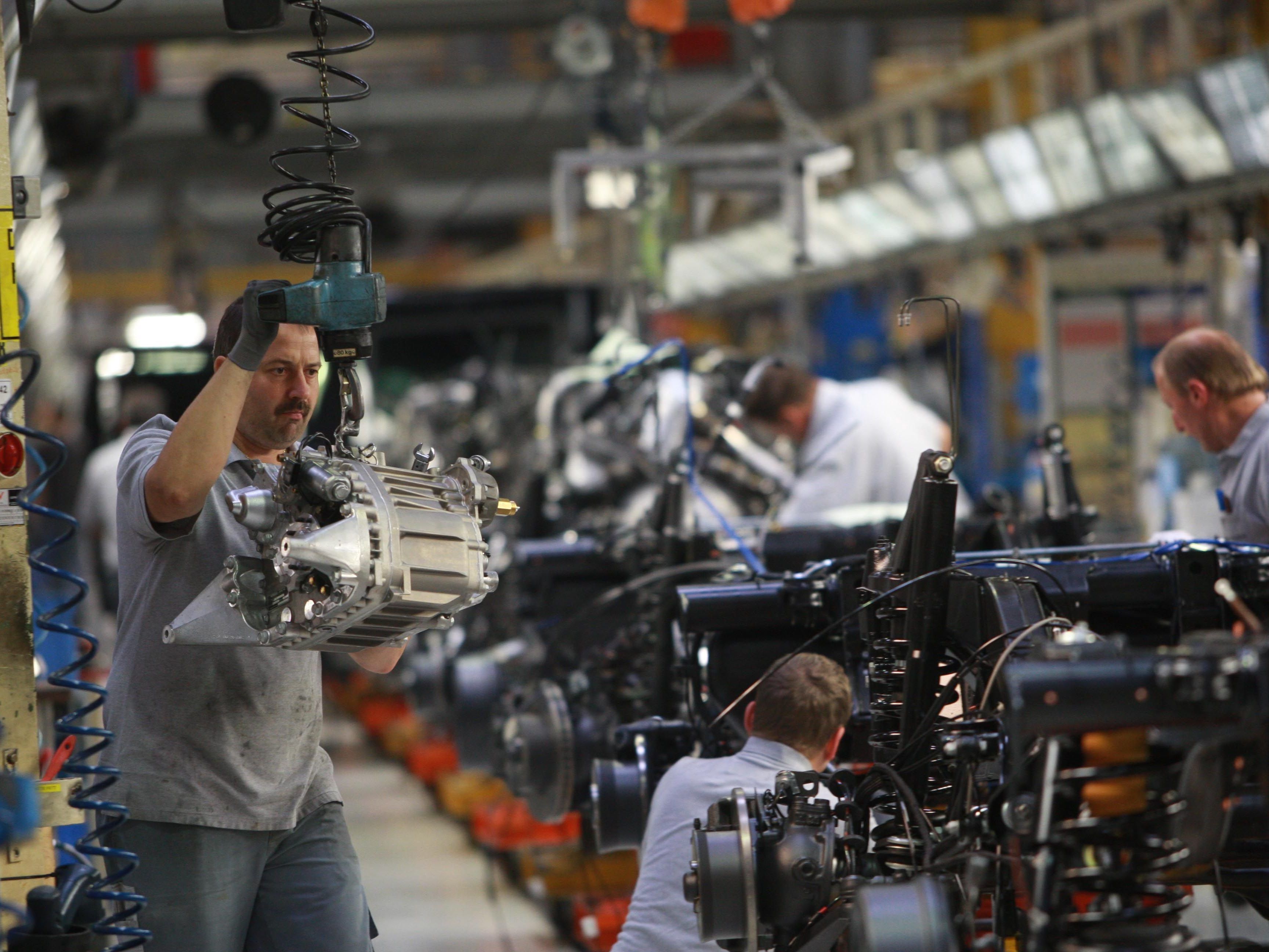 Mitarbeitern in einem BMW-Werk soll das Unterhalten auf Türkisch untersagt worden sein. Mitarbeitern in einem BMW-Werk soll das Unterhalten auf Türkisch untersagt worden sein.