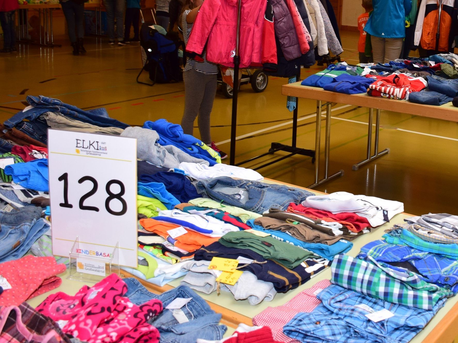 Kleidungsstücke aus zweiter Hand sind übersichtlich beim Basar am Samstag aufgelegt.