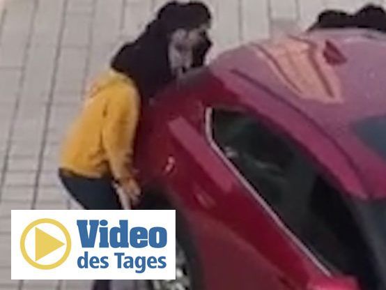 Kuriose Szenen auf einem Parkplatz.