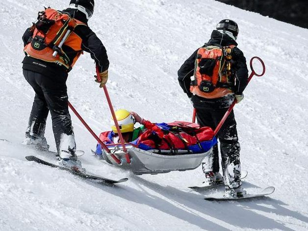 Cornelia Hütter wurde nach ihrem Sturz am Mittwoch verletzt von der Piste transportiert.