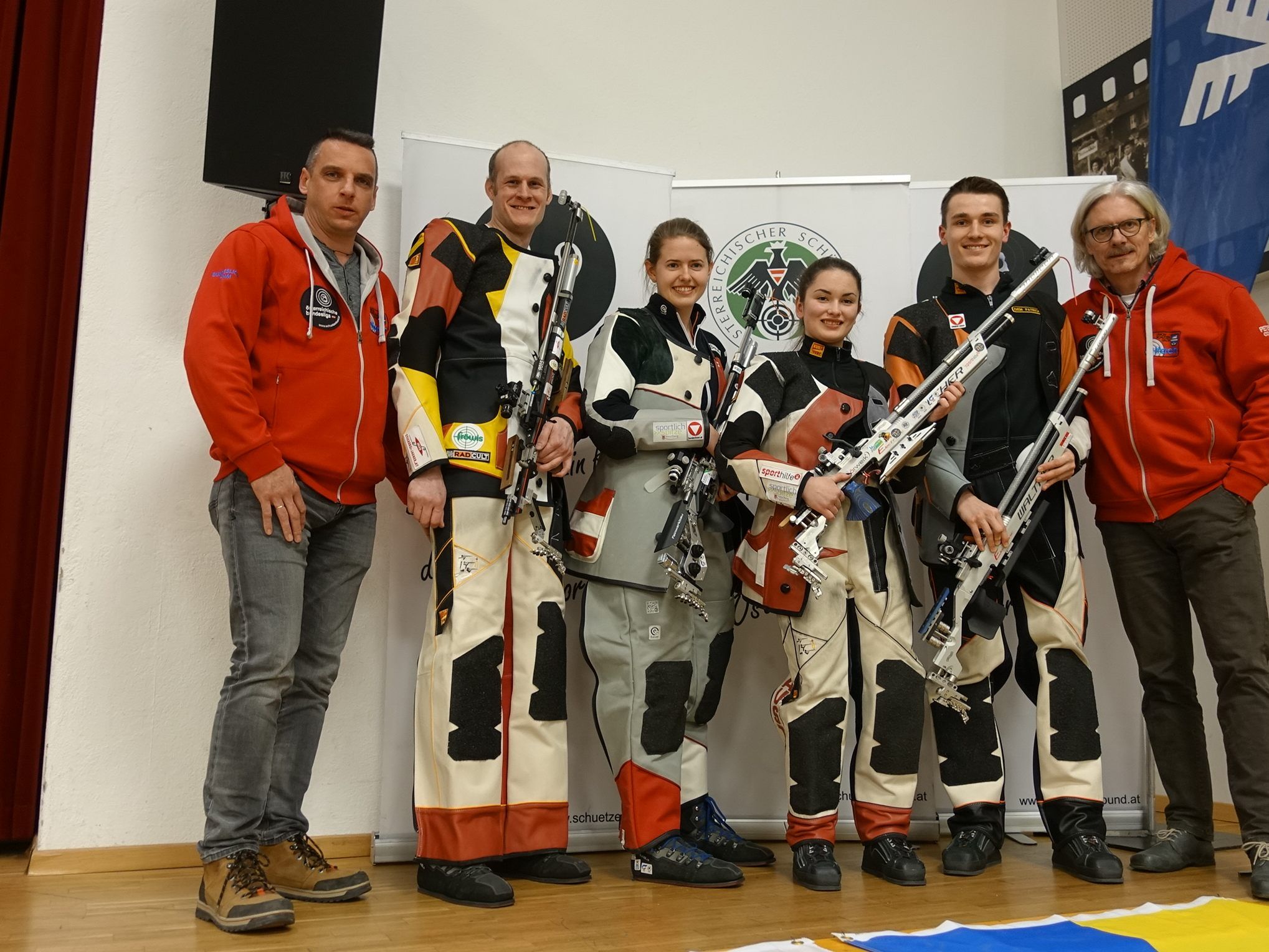 Siegermannschaft mit Trainer und Oberschützenmeister