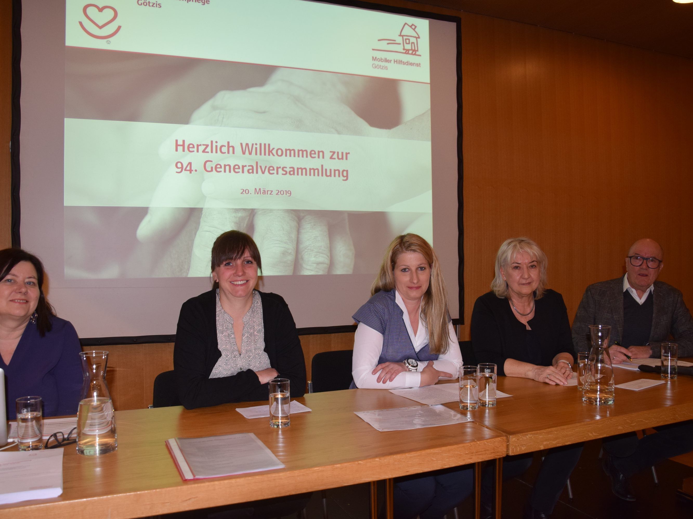 Der Hauskrankenpflegeverein und Mobile Hilfsdienst unter Obmann Dr. Wilfried Müller (re.) lud zur Generalversammlung in das Foyer AmBach