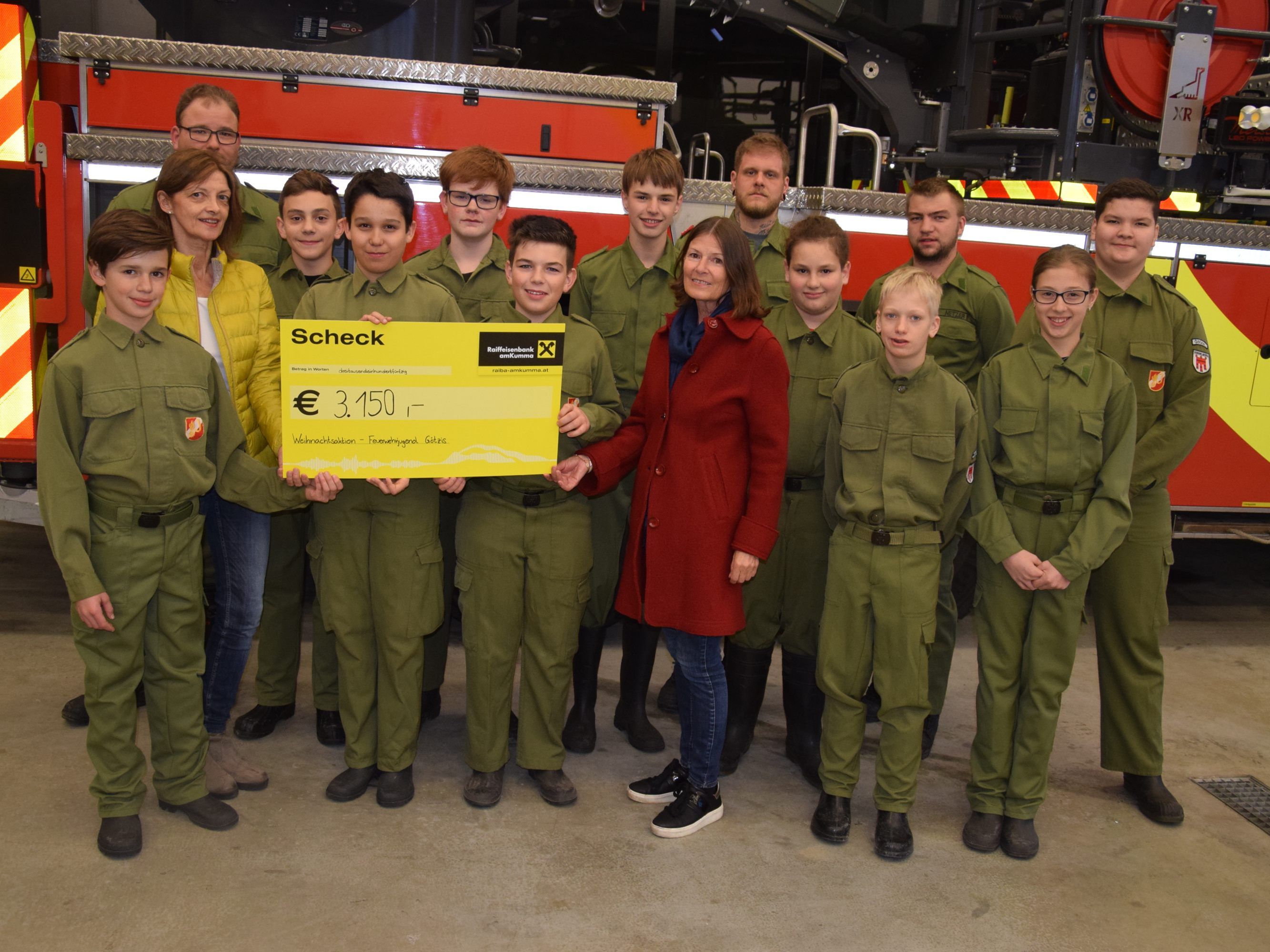 Die Jugendfeuerwehr bei der Spendenübergabe im Feuerwehrhaus Götzis Die Jugendfeuerwehr bei der Spendenübergabe im Feuerwehrhaus Götzis