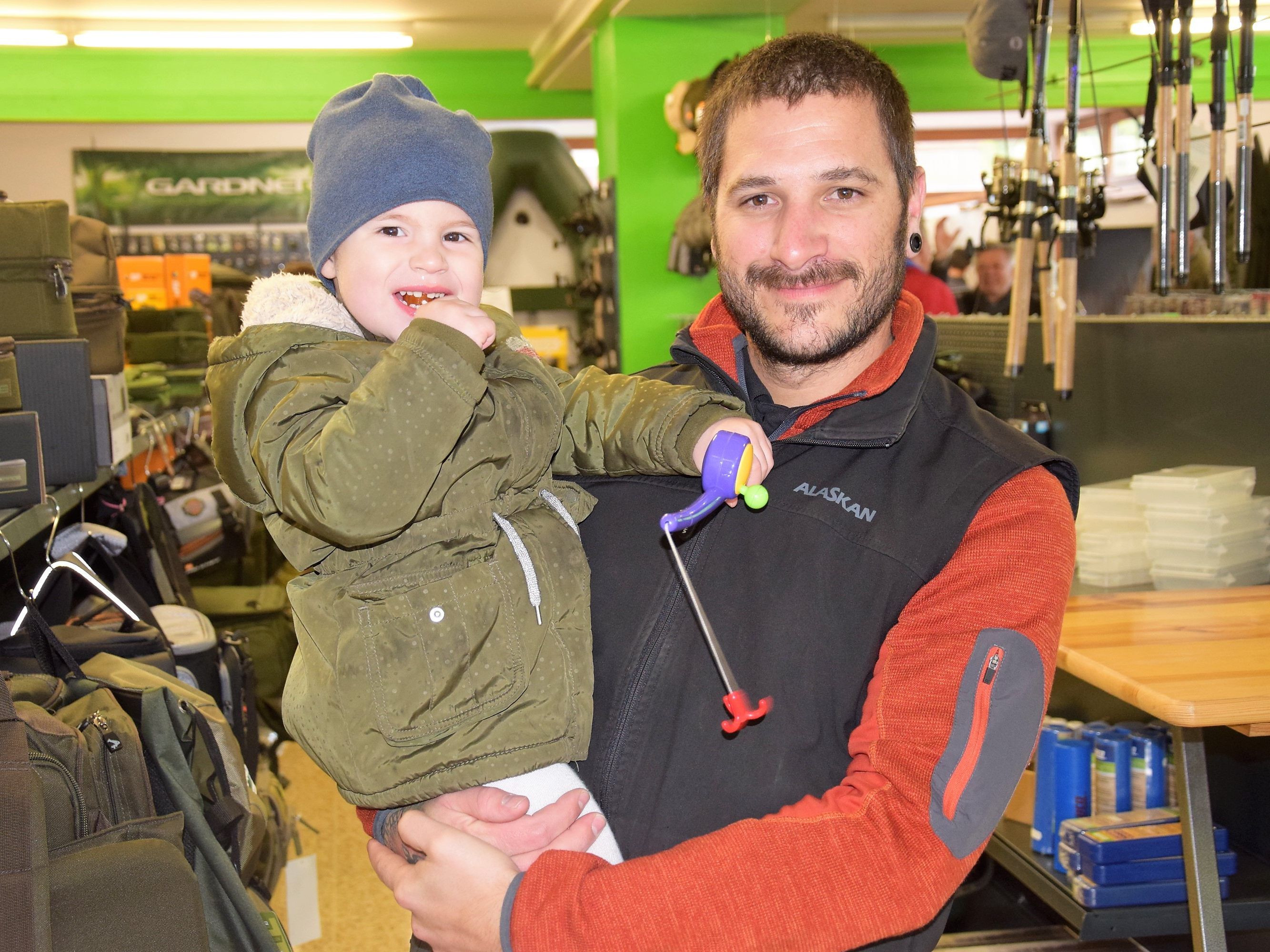 Früh übt sich, wer einmal Fischerin werden will......Ivy (2 Jahre) mit Papa Manuel bei der Hausmesse Früh übt sich, wer einmal Fischerin werden will......Ivy (2 Jahre) mit Papa Manuel bei der Hausmesse