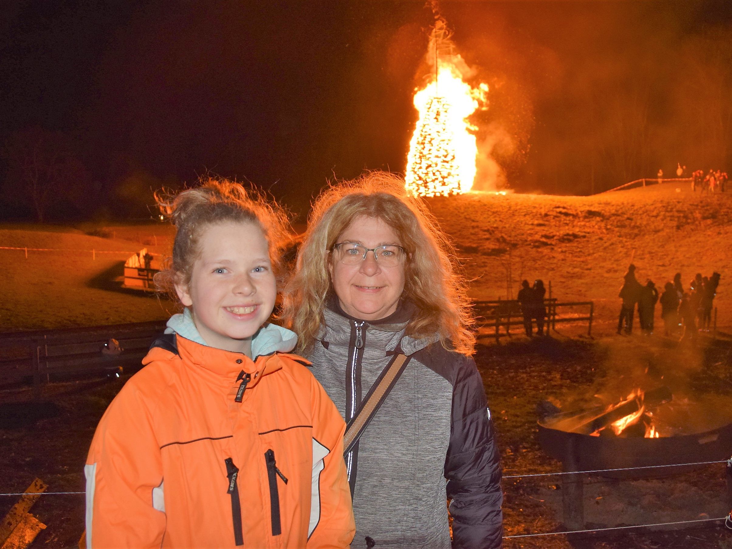 Magdalena und Tatjana Riegler aus Koblach bestaunten den Götzner Funken am Sonntag Abend