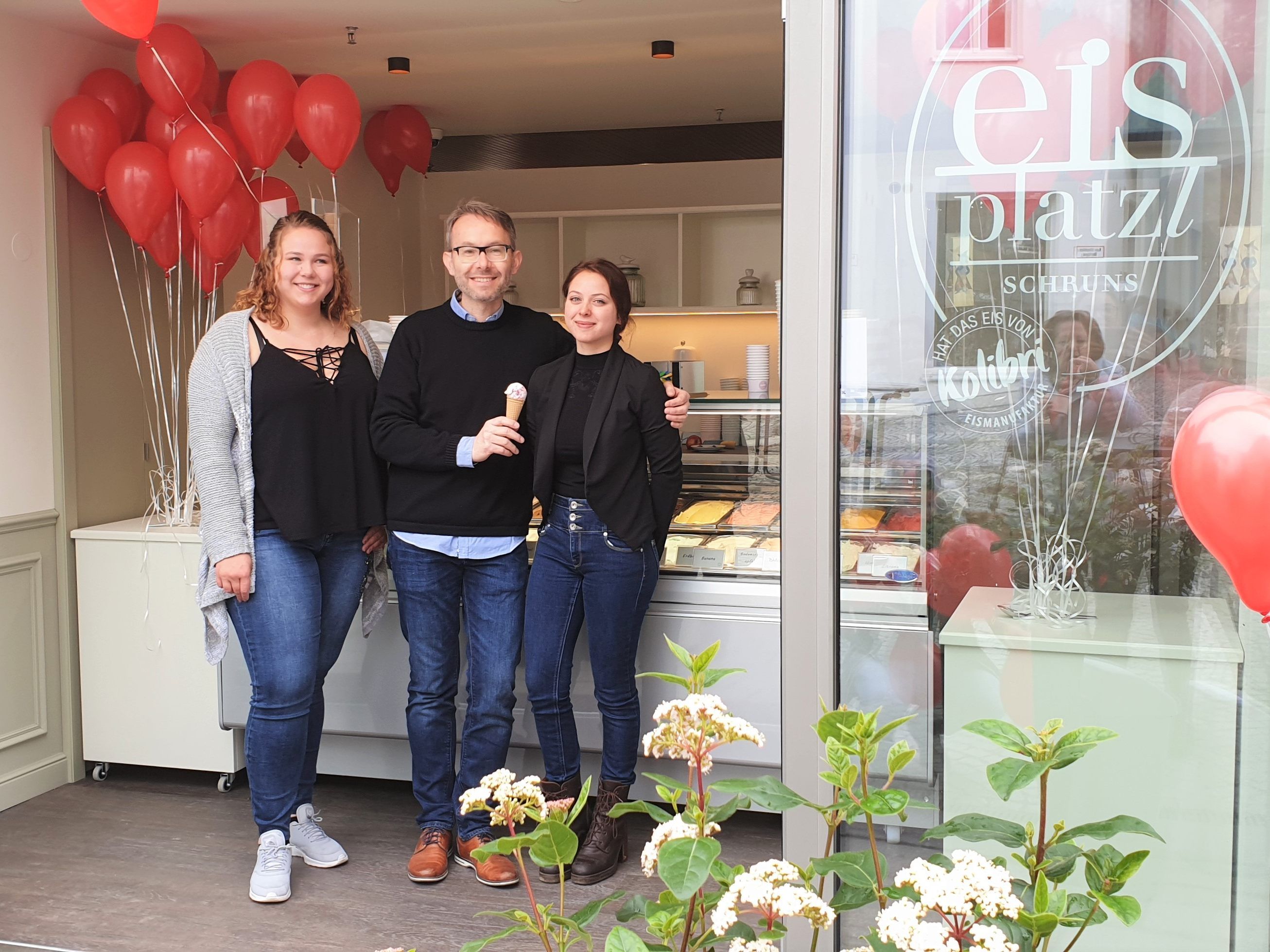 Josef Weiss mit Steffi und Eileen freuen sich über eine gelungene Eröffnung vom Eisplatzl.