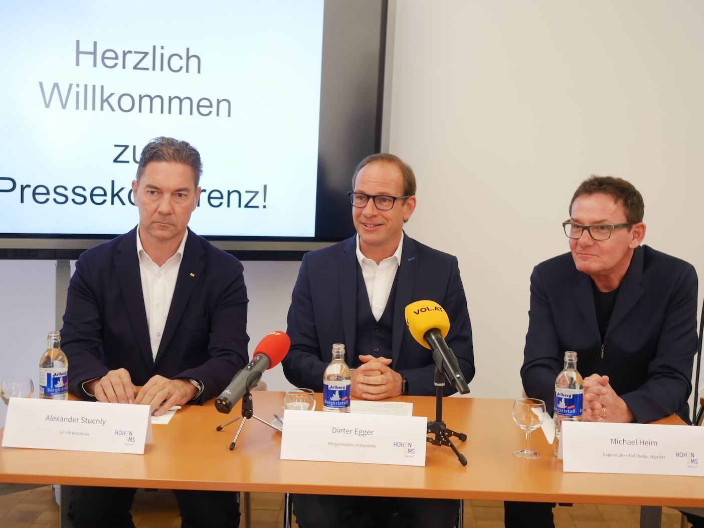 Alexander Stuchly (GF i+r wohnbau), Bgm. Dieter Egger und Architekt Michael Heim (v.l.) präsentierten das Projekt „am Emsbach“. Alexander Stuchly (GF i+r wohnbau), Bgm. Dieter Egger und Architekt Michael Heim (v.l.) präsentierten das Projekt „am Emsbach“.