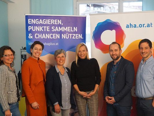 Monika Paterno (aha), Martina Rüscher (Landtagsvizepräsidentin), Barbara Österle (aha), Dr. Juliane Bogner-Strauß (Bundesministerin), Michael Lederer (ZUB), Christoph Kutzer (ZUB) tauschten sich über ehrenamtliches Engagement aus.