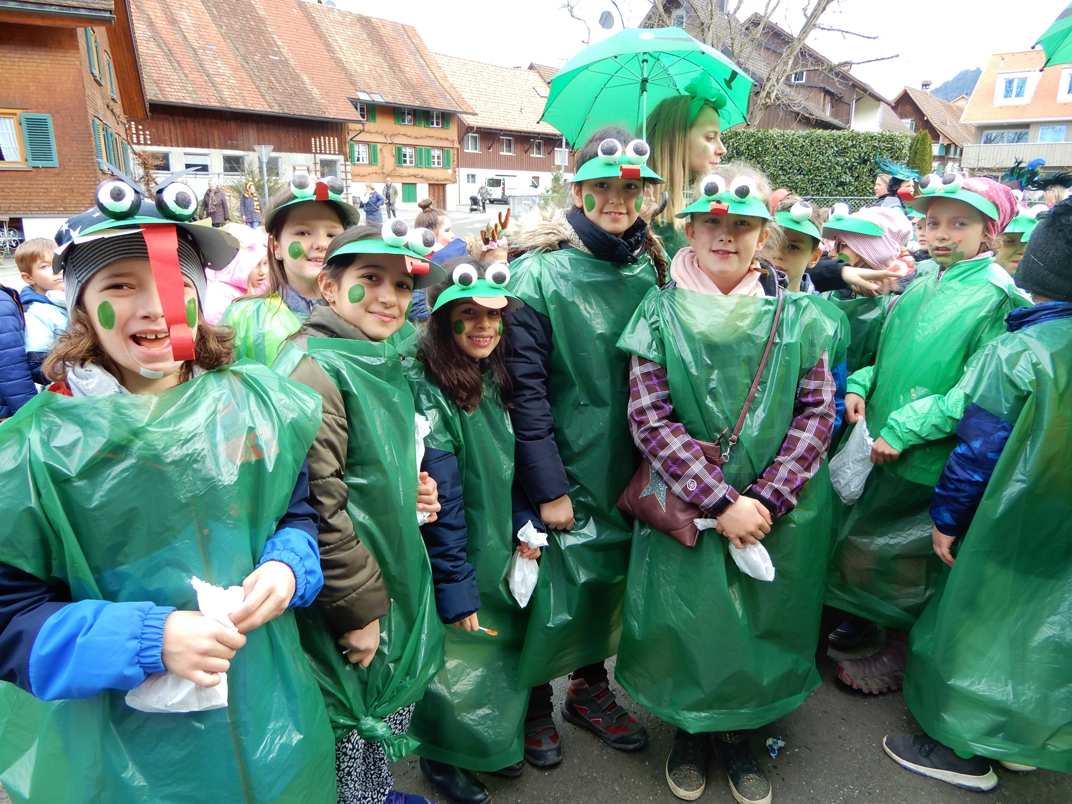 Frösche und andere bunte Vögel sorgten für viel Stimmung beim Kinderumzug im Hatlerdorf.