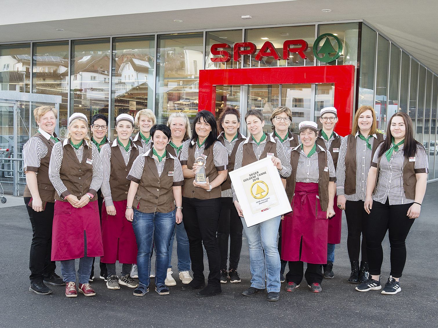 Alle Mitarbeiterinnen rund um Marktleiterin Simone Fijatkowski (mitte) haben einen großen Anteil am Erfolg des SPAR-Supermarkt Thüringen. Alle Mitarbeiterinnen rund um Marktleiterin Simone Fijatkowski (mitte) haben einen großen Anteil am Erfolg des SPAR-Supermarkt Thüringen.
