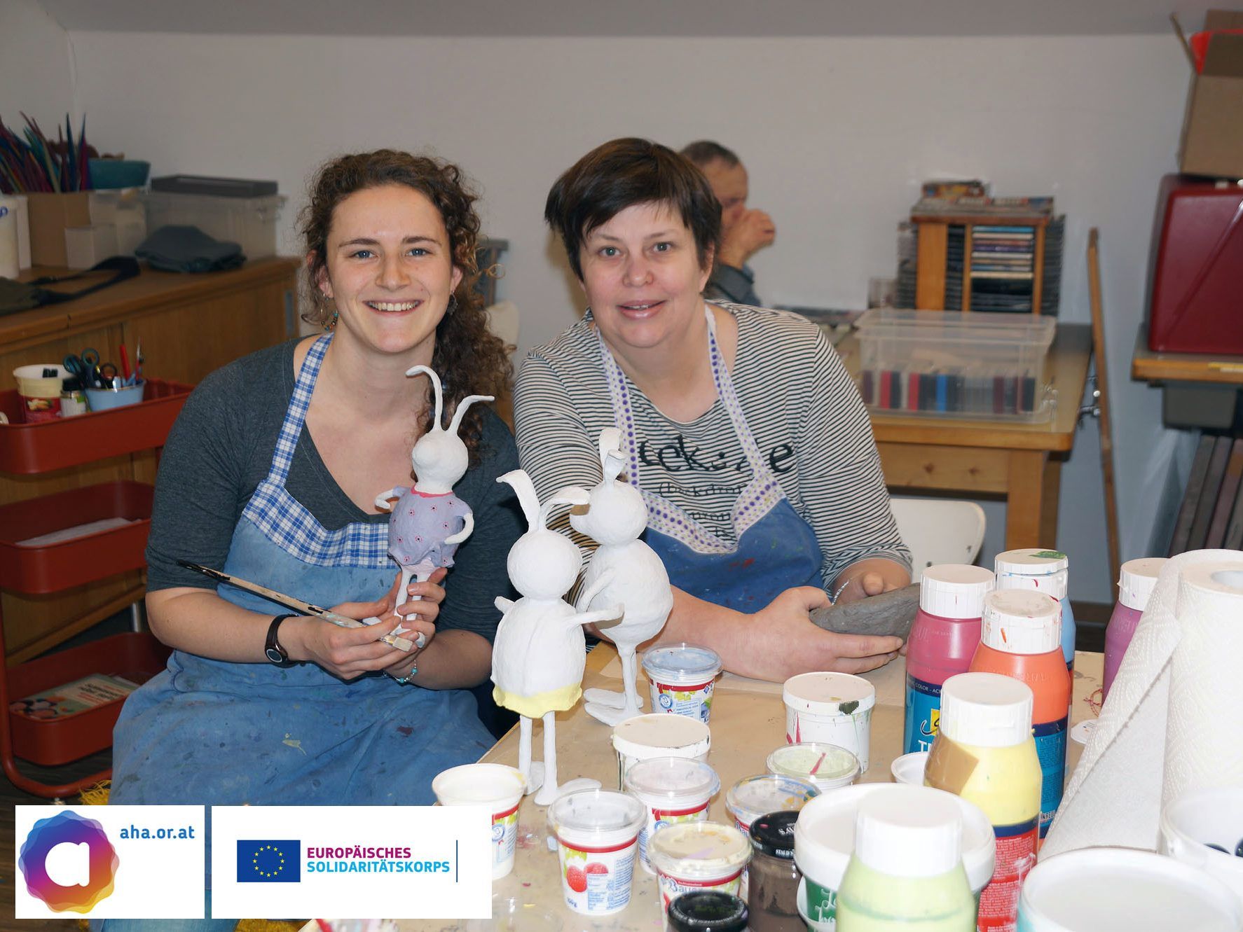 Ainoa Winter Argemi (ESK, l.) und Heike Herda bei der Herstellung der Oster-Deko.