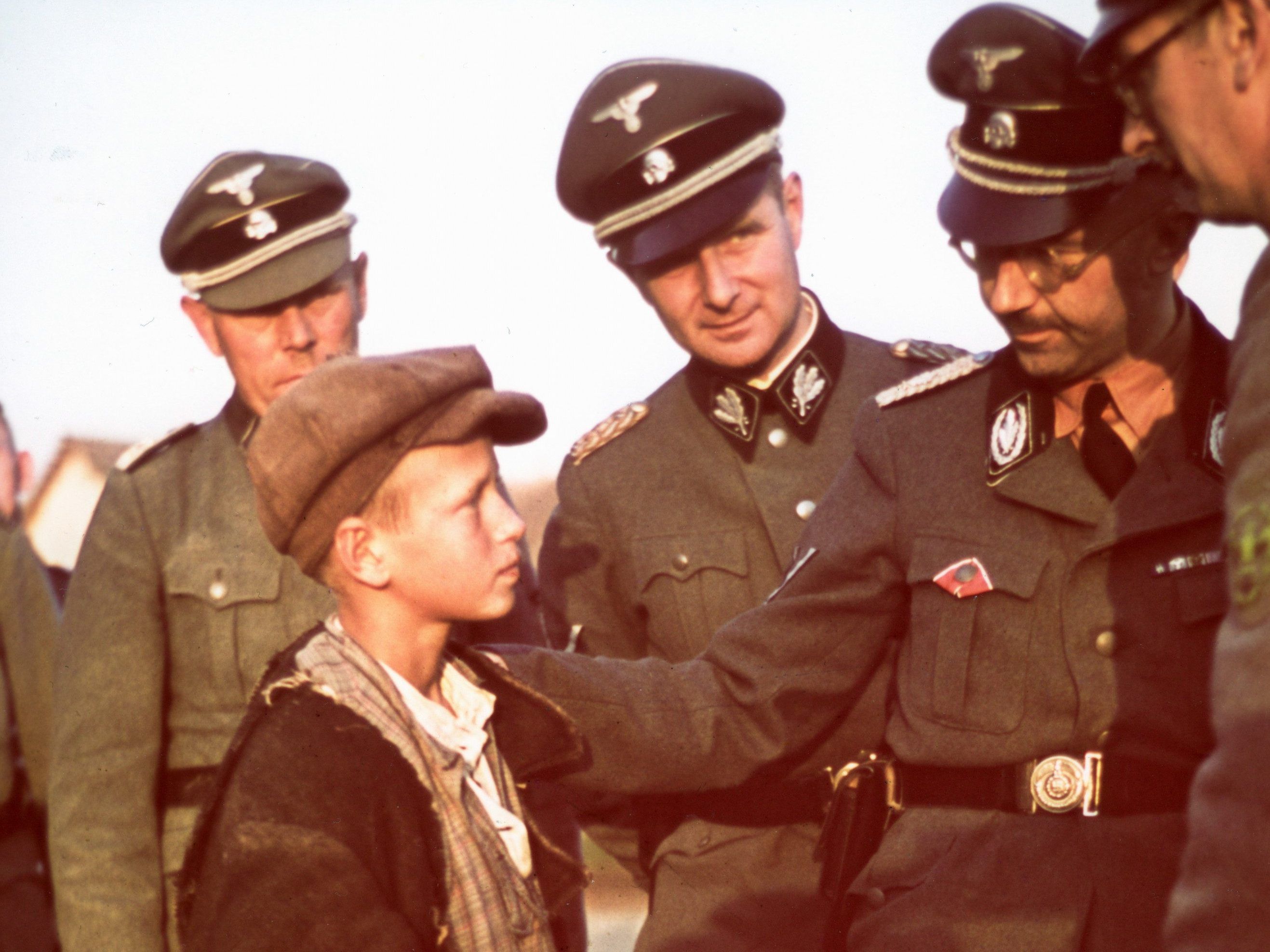 Heinrich Himmler, Reichsführer SS, überzeugte sich in Minsk persönlich von den „Fortschritten beim Kinderraub“. Heinrich Himmler, Reichsführer SS, überzeugte sich in Minsk persönlich von den „Fortschritten beim Kinderraub“.