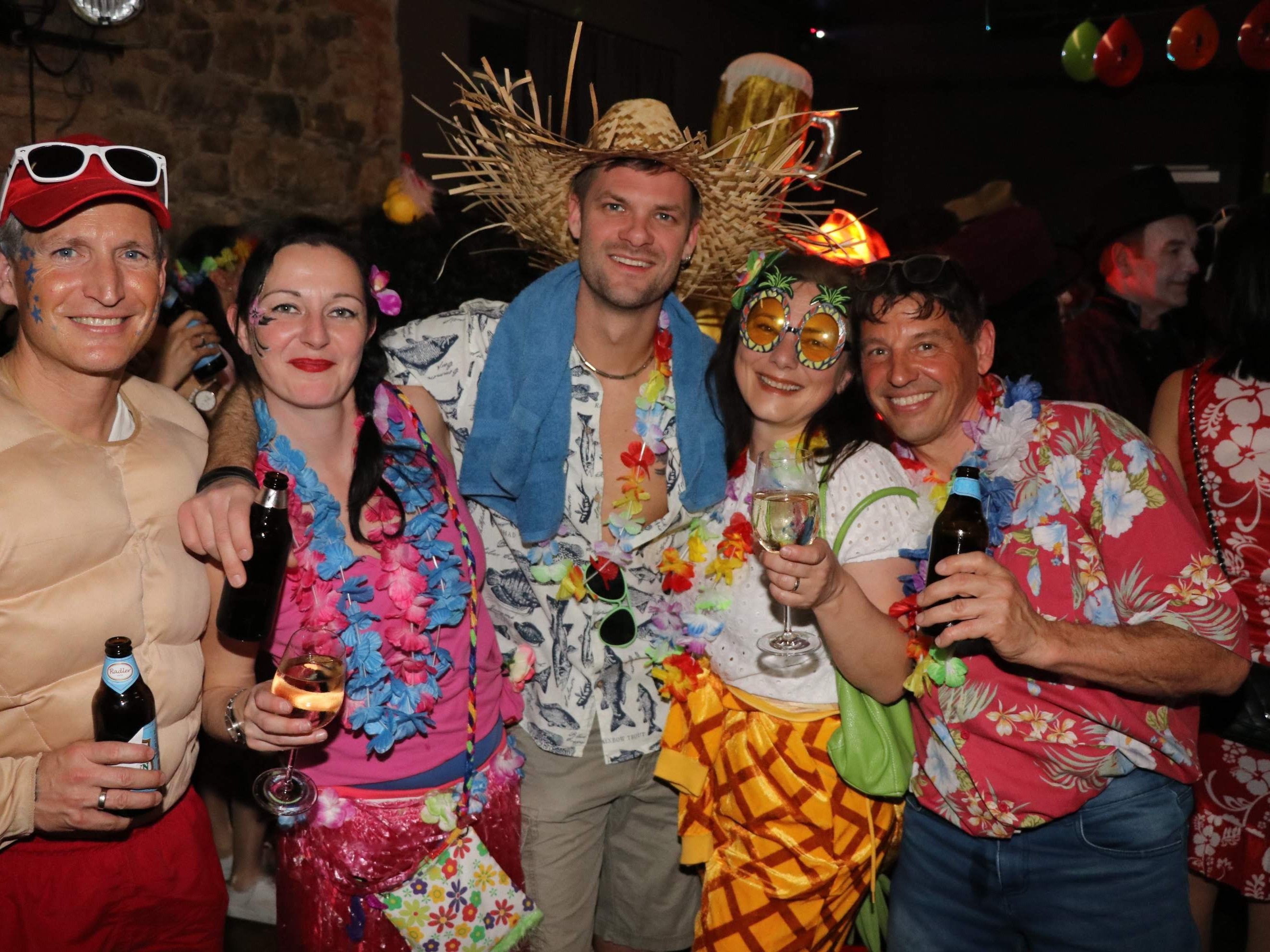 Strand- und partytauglich erwiesen sich die zahlreichen Mäschgerle beim Oberschorbachball im Stuonobach.