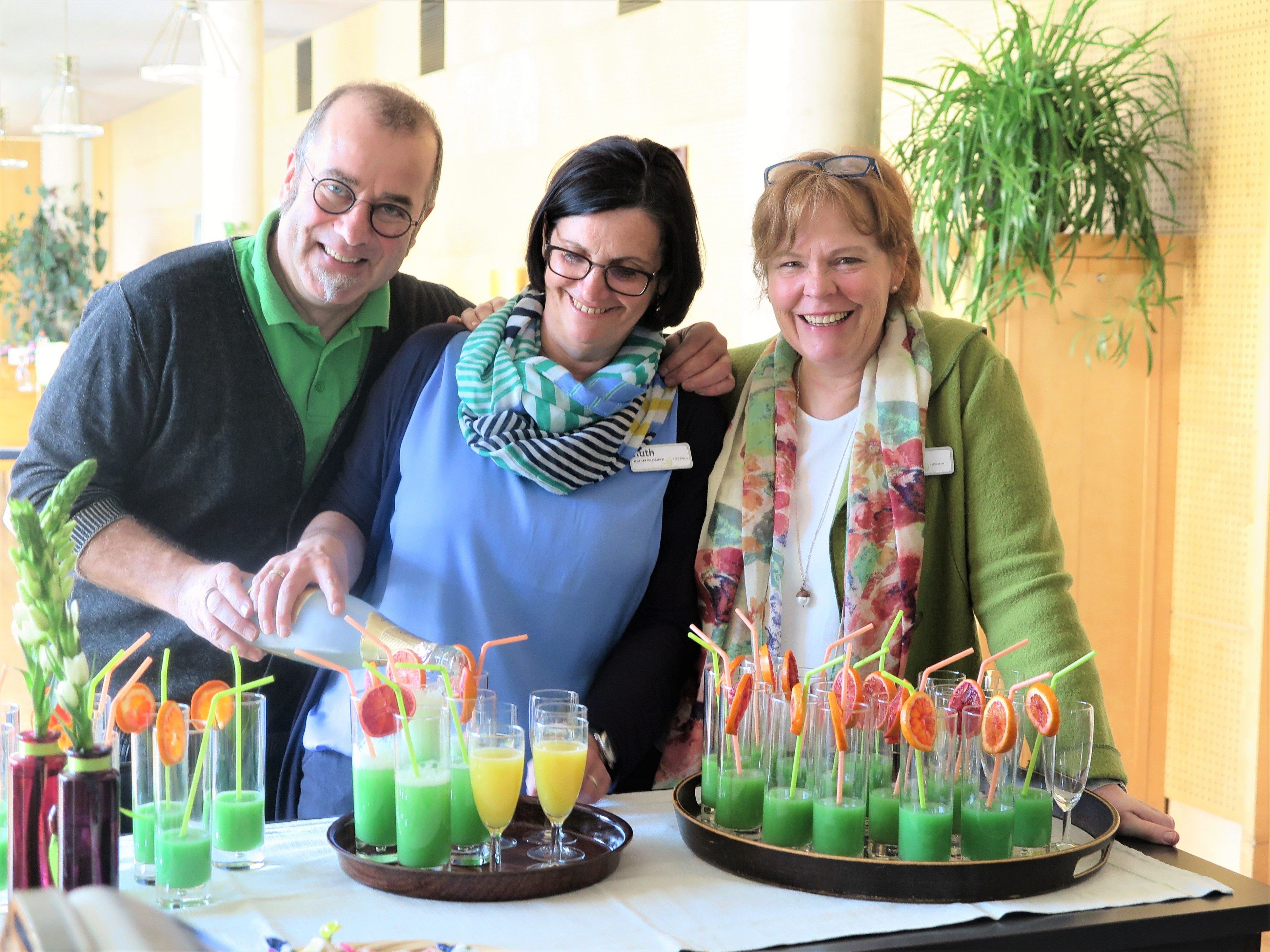 Mit bester Stimmung wurde das Frühlingsfest zelebriert: Wolfgang Breuß, Geschäftsführer, Ruth Allgäuer, Einsatzleiterin, Ulrike Österle-Wich, Leiterin Tagesbetreuung.