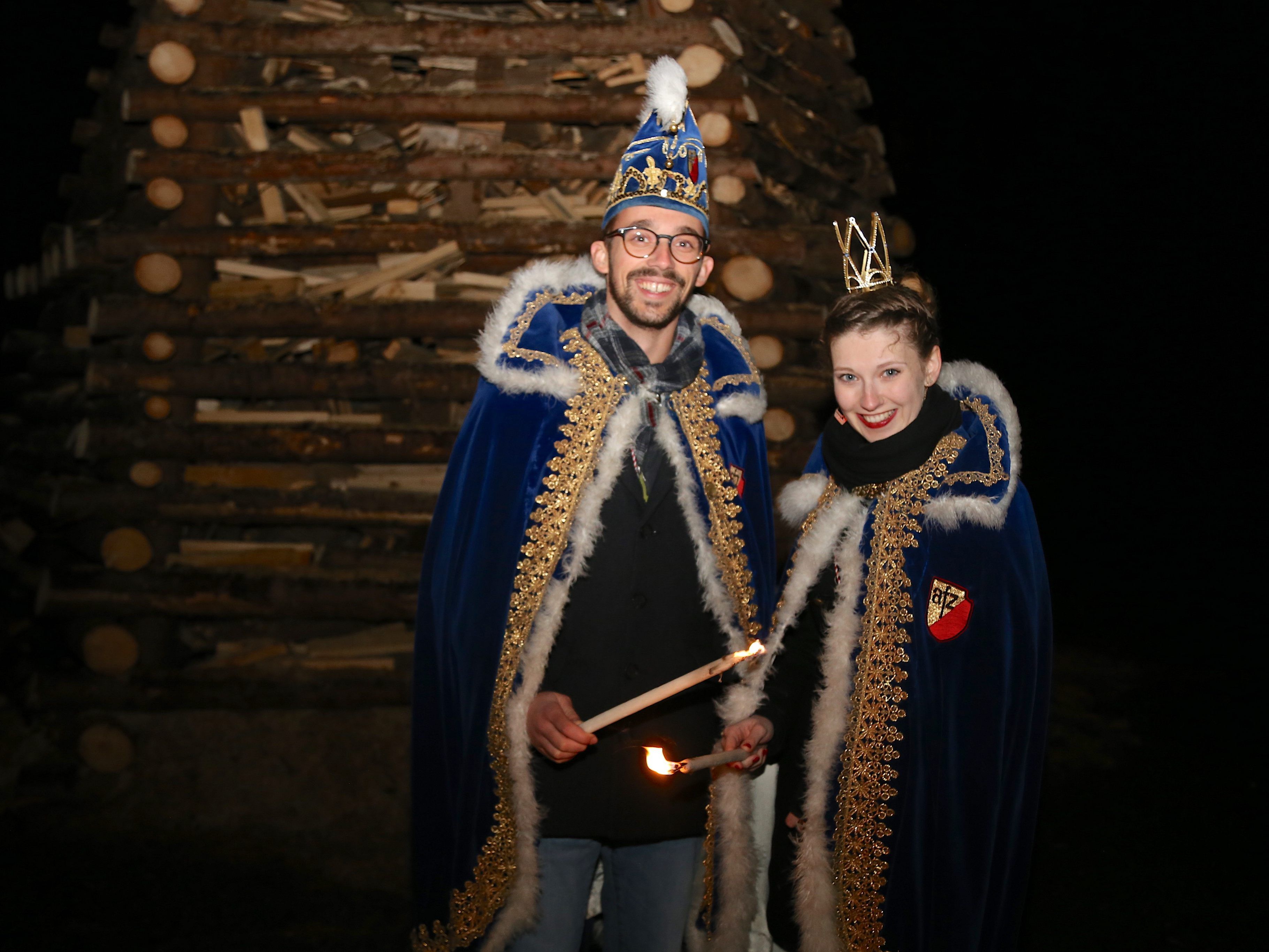 Das Prinzenpaar zündete traditionell den Funkenturm an. Das Prinzenpaar zündete traditionell den Funkenturm an.