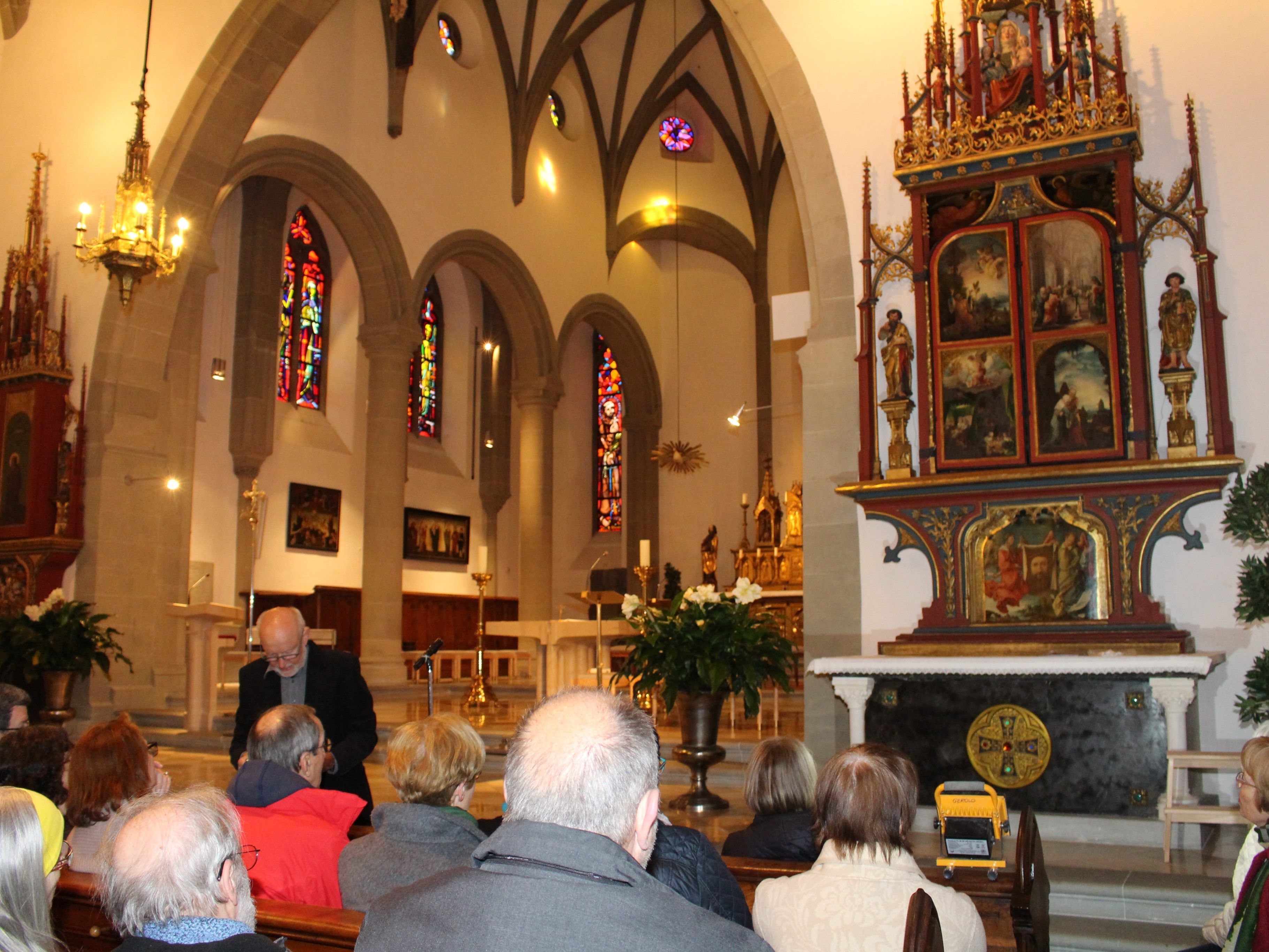 Freitag um 5 gewährte Einblicke in den Annenaltar im Feldkircher Dom.