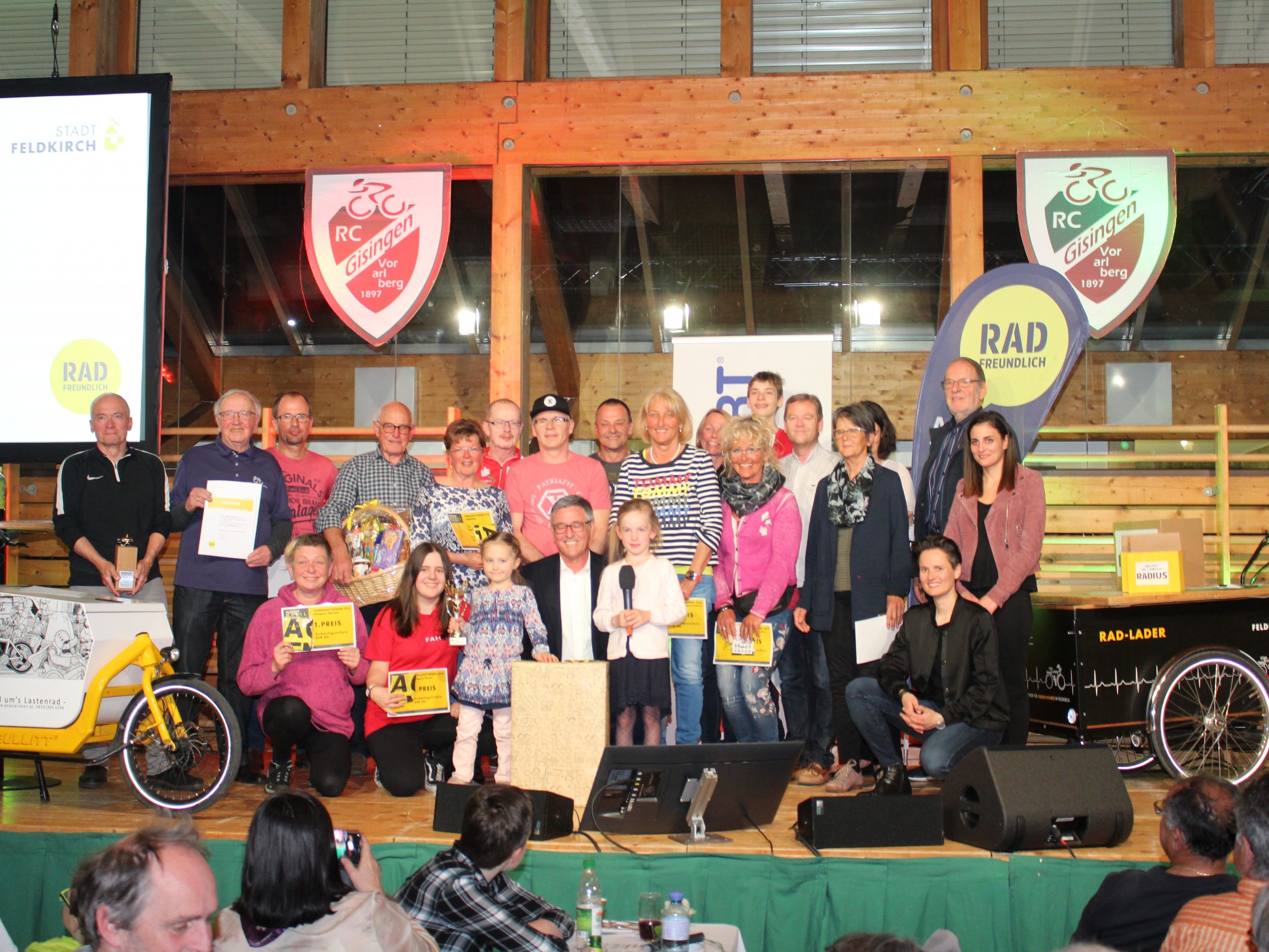 Die glücklichen Gewinner im Radius Fahrradwettbewerb mit Bürgermeister Wolfgang Matt. Die glücklichen Gewinner im Radius Fahrradwettbewerb mit Bürgermeister Wolfgang Matt.