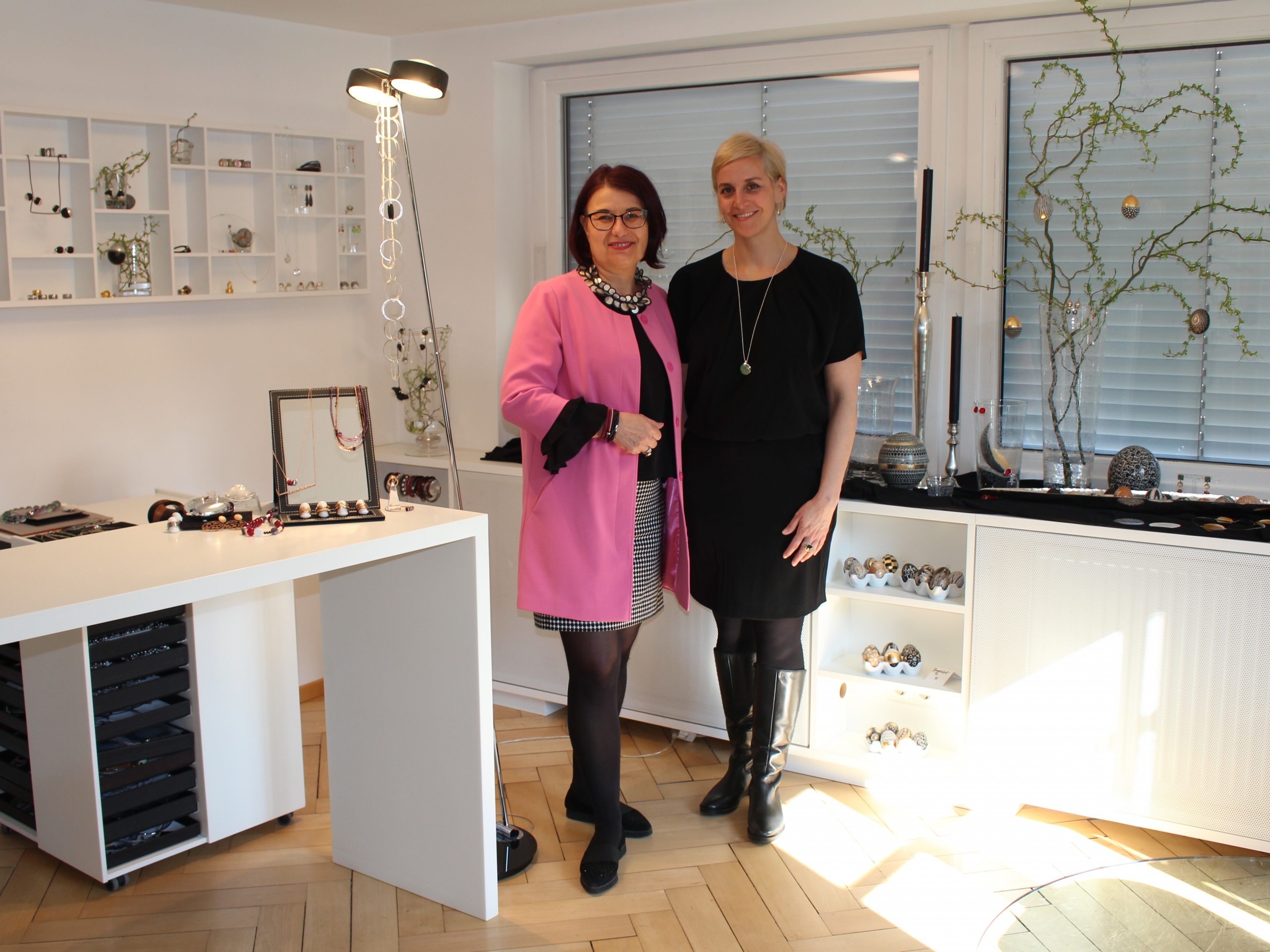 Sonja Martin und Cindy Konzett im Atelier. Sonja Martin und Cindy Konzett im Atelier.