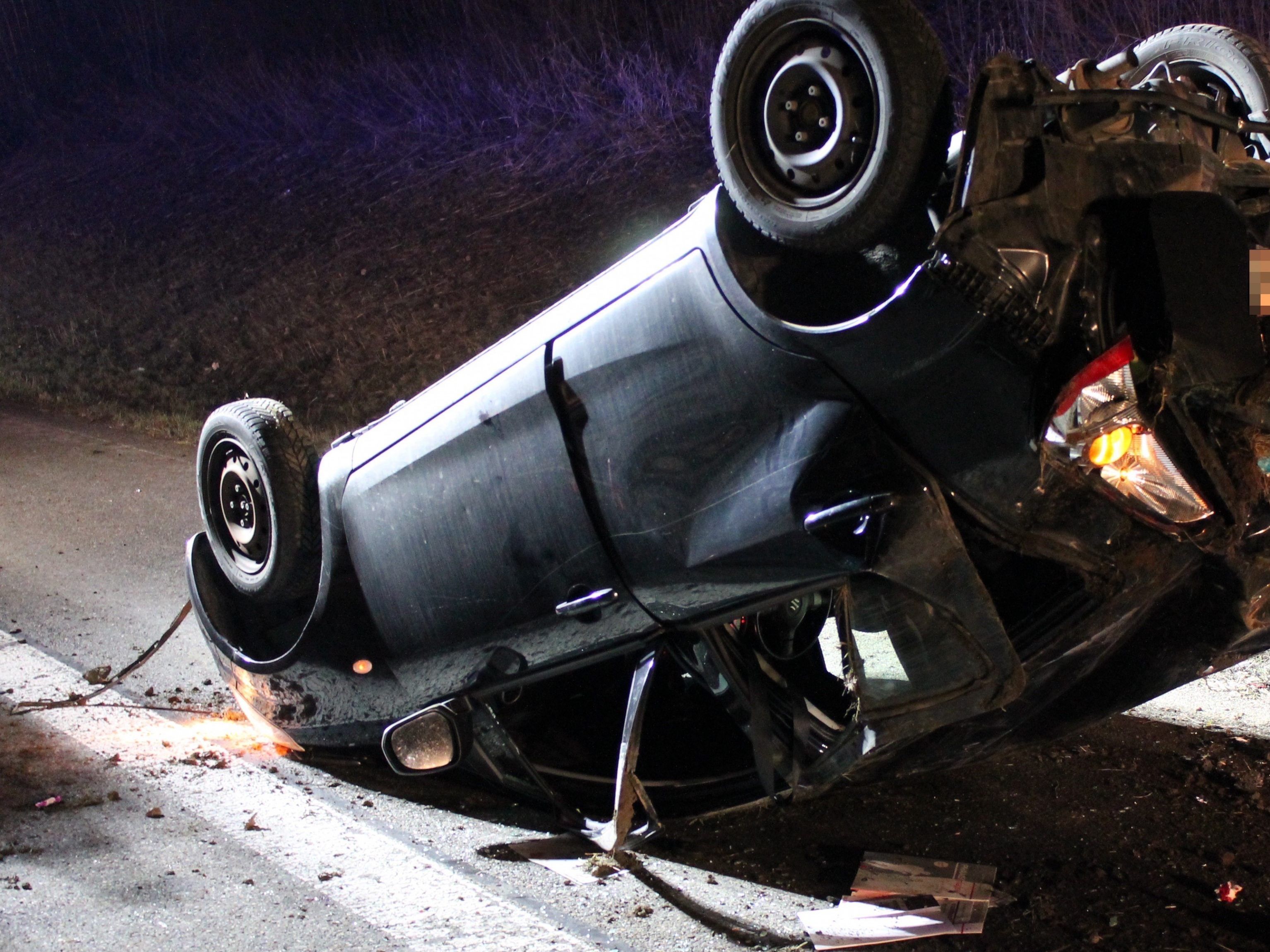 Das Auto blieb nach dem Unfall auf dem Dach liegen.