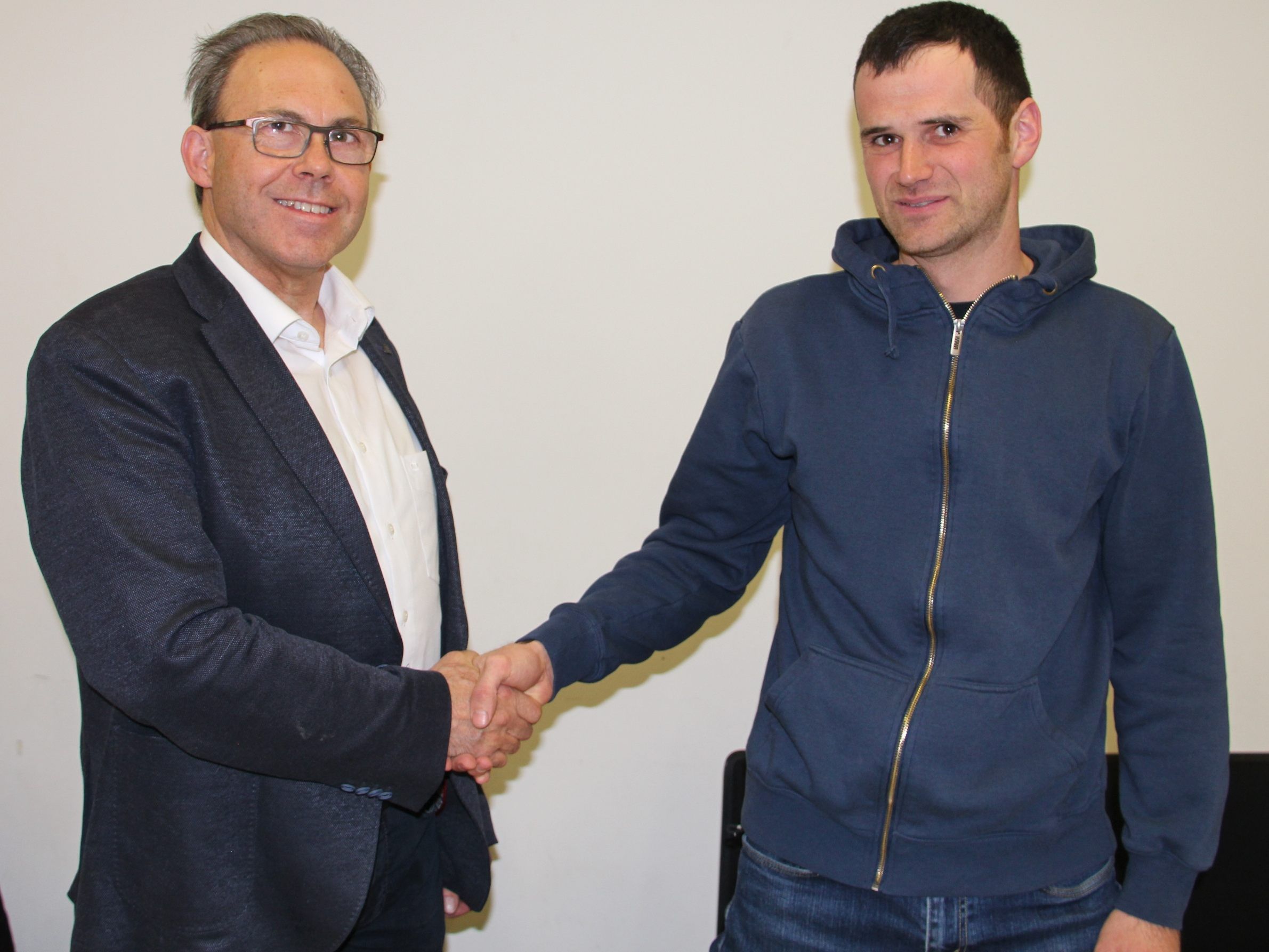 Bürgermeister Franz Martin gratuliert Daniel Eberle (re.) zur Wahl. Bürgermeister Franz Martin gratuliert Daniel Eberle (re.) zur Wahl.