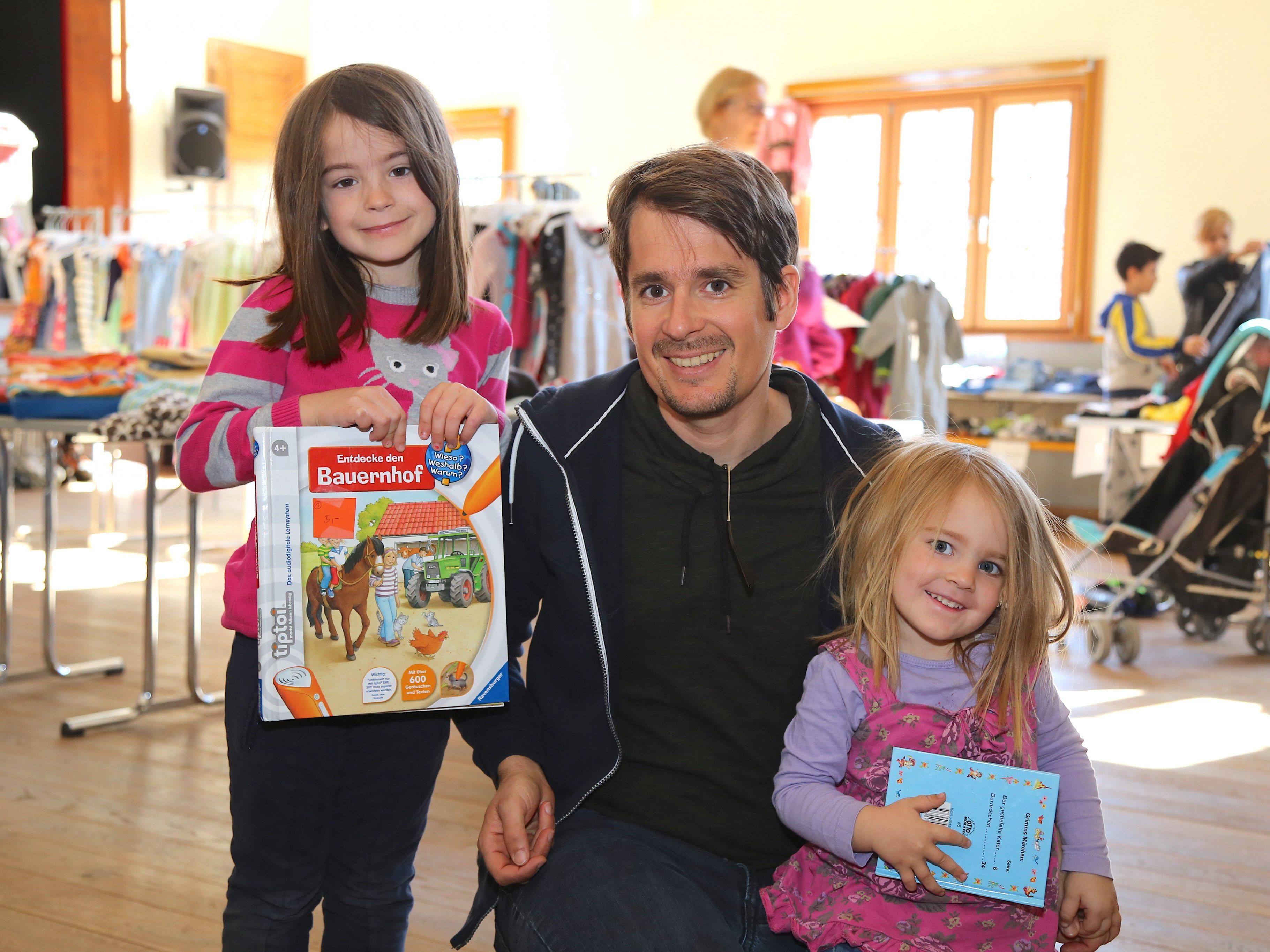 Flora und Valerie kamen mit Papa Manuel zum Vereinshaus. Flora und Valerie kamen mit Papa Manuel zum Vereinshaus.