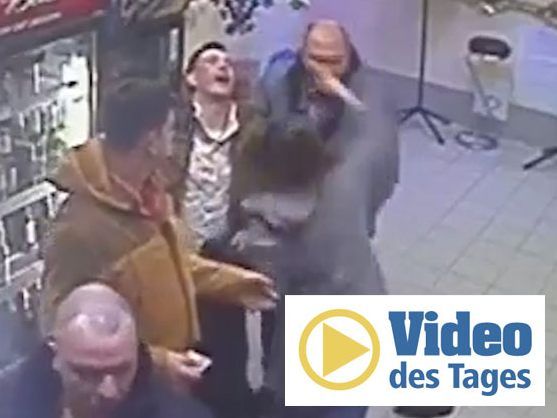 Die Ladenbesitzerin schlägt dem Mann direkt ins Gesicht - obwohl dieser um einiges größer ist als sie.